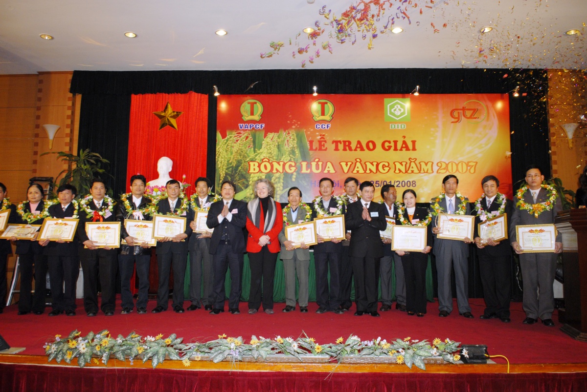 Ảnh 3 - Các QTDND hội viên đạt giải Bông lúa vàng do Hiệp hội tổ chức năm 2008