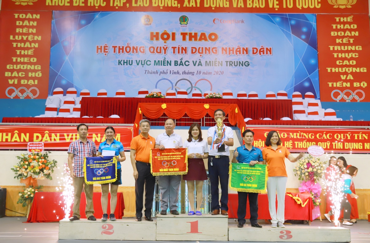 Ảnh 6 - Ông Nguyễn Quốc Cường - Chủ tịch Hiệp hội và bà Nguyễn Thị Kim Thanh - Phó TTK Hiệp hội trao giải tại Hội thao tổ chức năm 2020