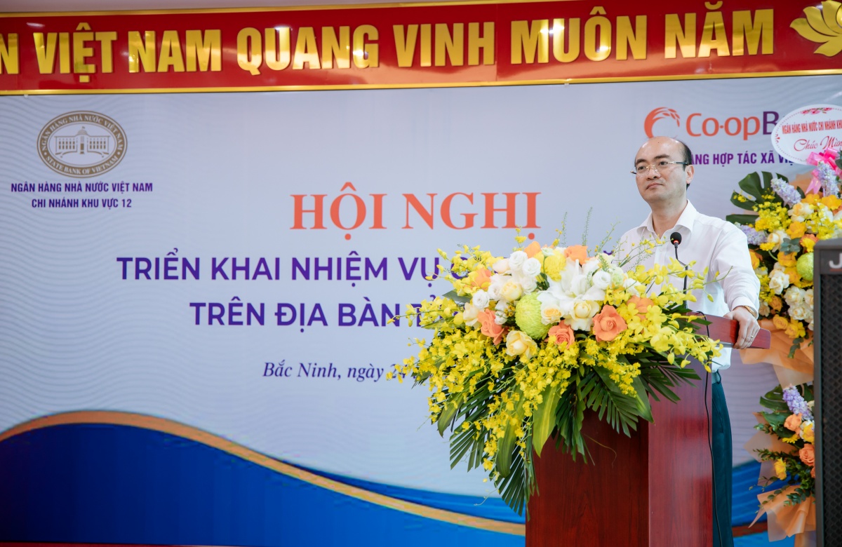 Ông Tạ Thành Long - Giám đốc NHNN Khu vực 12 phát biểu chỉ đạo tại Hội nghị Ông Tạ Thành Long - Giám đốc NHNN Khu vực 12 phát biểu chỉ đạo tại Hội nghị