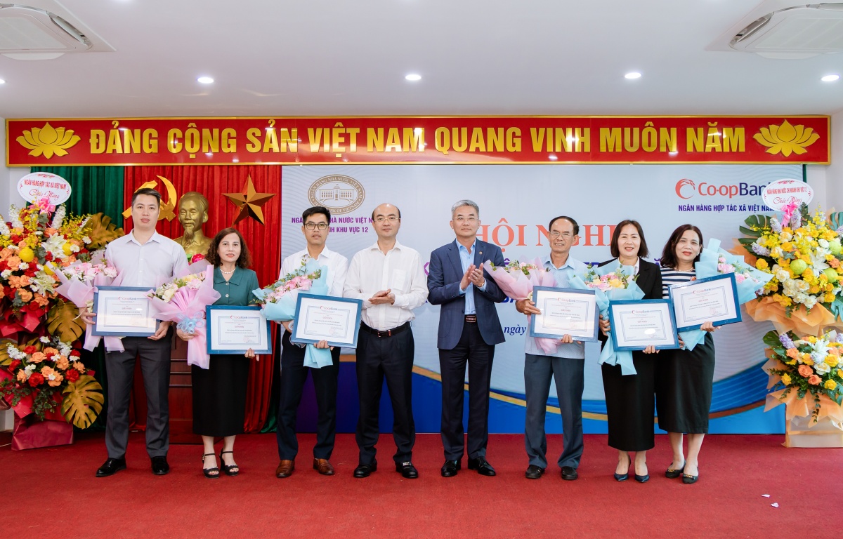 Lãnh đạo NHNN Khu vực 12 và Lãnh đạo Co-opBank đã trao vinh danh cho các QTDND tiêu biểu trên địa bàn Lãnh đạo NHNN Khu vực 12 và Lãnh đạo Co-opBank đã trao vinh danh cho các QTDND tiêu biểu trên địa bàn