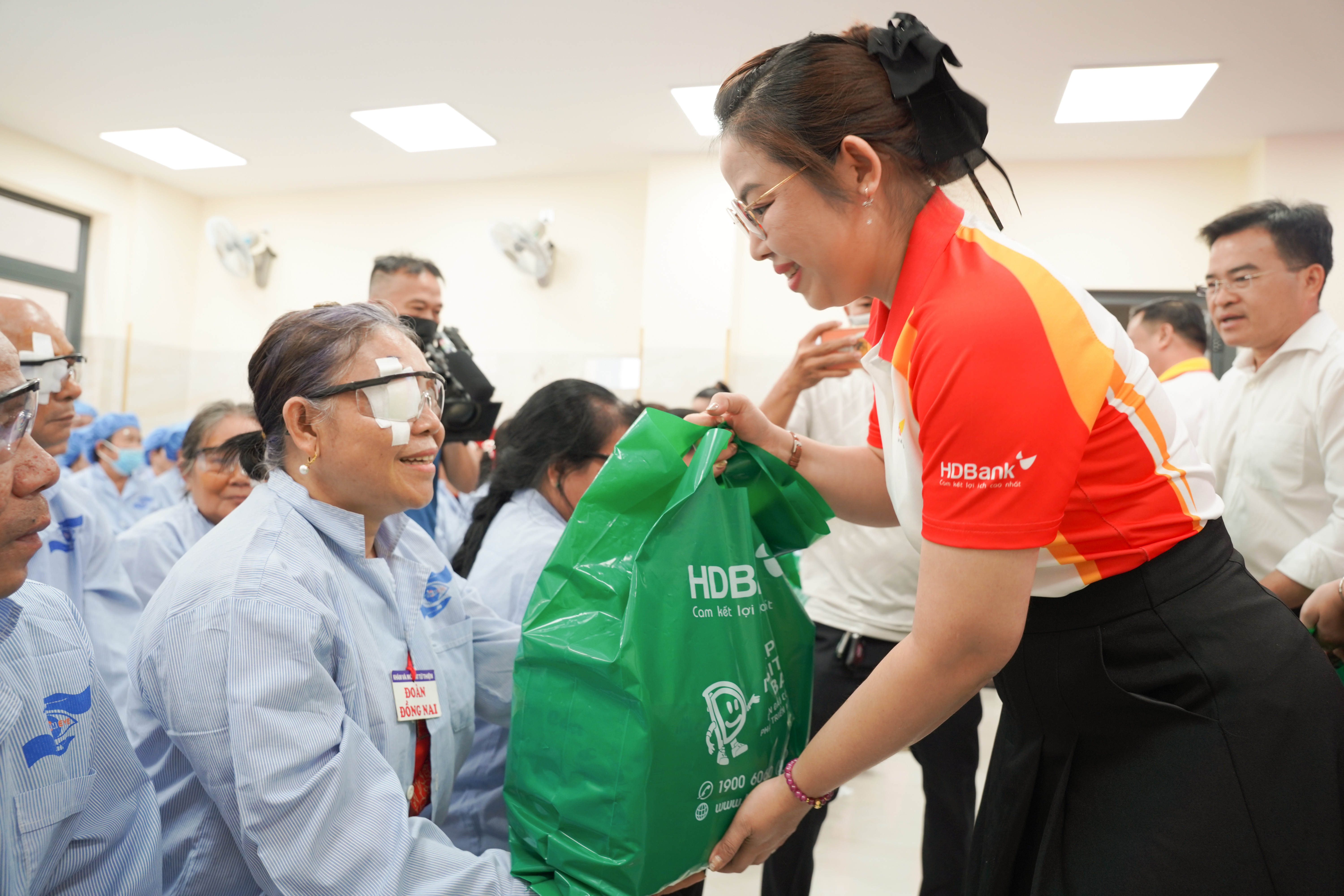 Sắp tới, HDBank sẽ tiếp tục cùng Hội Bảo trợ Bệnh nhân nghèo TP.HCM triển khai nhiều ca phẫu thuật mắt trong năm 2026 tại nhiều địa phương khác trên cả nước. Sắp tới, HDBank sẽ tiếp tục cùng Hội Bảo trợ Bệnh nhân nghèo TP.HCM triển khai nhiều ca phẫu thuật mắt trong năm 2026 tại nhiều địa phương khác trên cả nước.