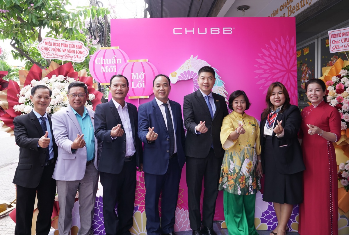 Việc nâng chuẩn văn phòng được thực hiện song hành với tăng cường năng lực đội ngũ tư vấn để nâng tầm trải nghiệm khách hàng. Việc nâng chuẩn văn phòng được thực hiện song hành với tăng cường năng lực đội ngũ tư vấn để nâng tầm trải nghiệm khách hàng.