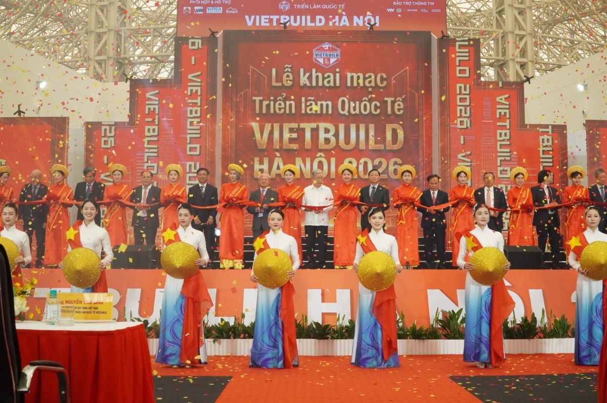 Cắt băng khai mạc triển lãm