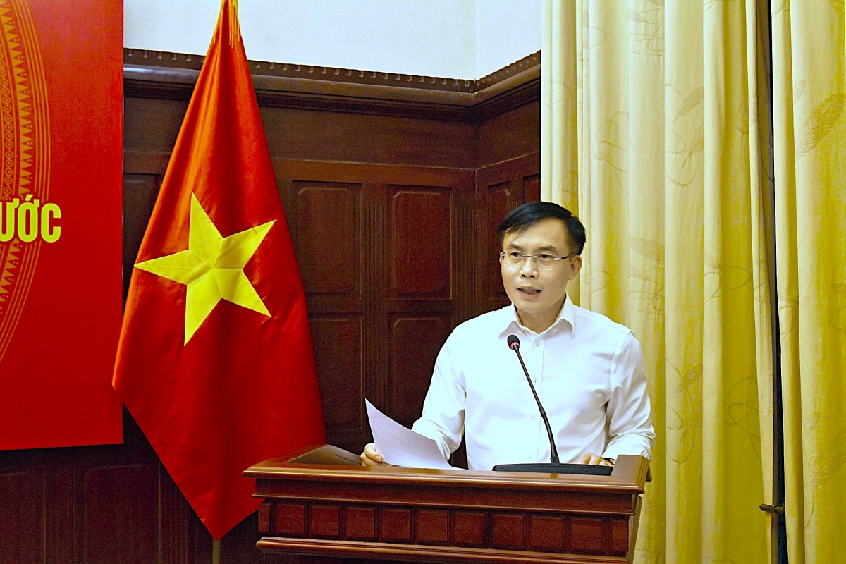 Ông Lê Việt Hùng, Phó Vụ trưởng Vụ Tổ chức cán bộ NHNN công bố Quyết định của Thống đốc. Ông Lê Việt Hùng, Phó Vụ trưởng Vụ Tổ chức cán bộ NHNN công bố Quyết định của Thống đốc.