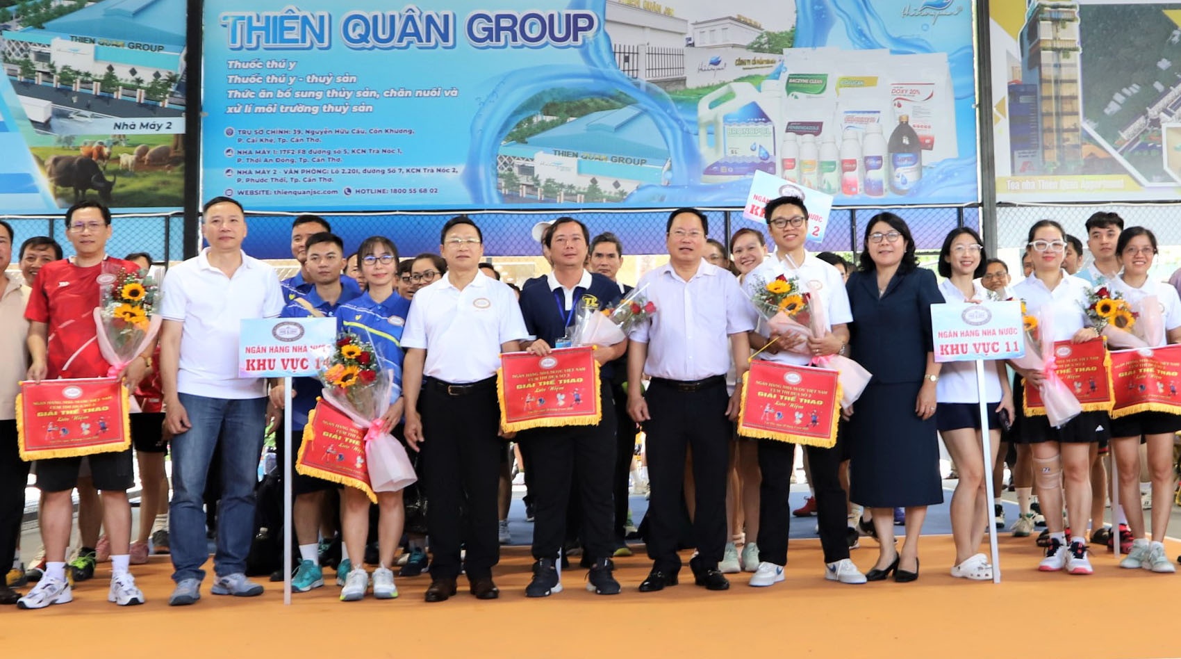 Đại diện lãnh đạo các chi nhánh NHNN thuộc Cụm Thi đua số 3 trao cờ thi đua cho các đơn vị tham gia giải thể thao giao hữu. Đại diện lãnh đạo các chi nhánh NHNN thuộc Cụm Thi đua số 3 trao cờ thi đua cho các đơn vị tham gia giải thể thao giao hữu.