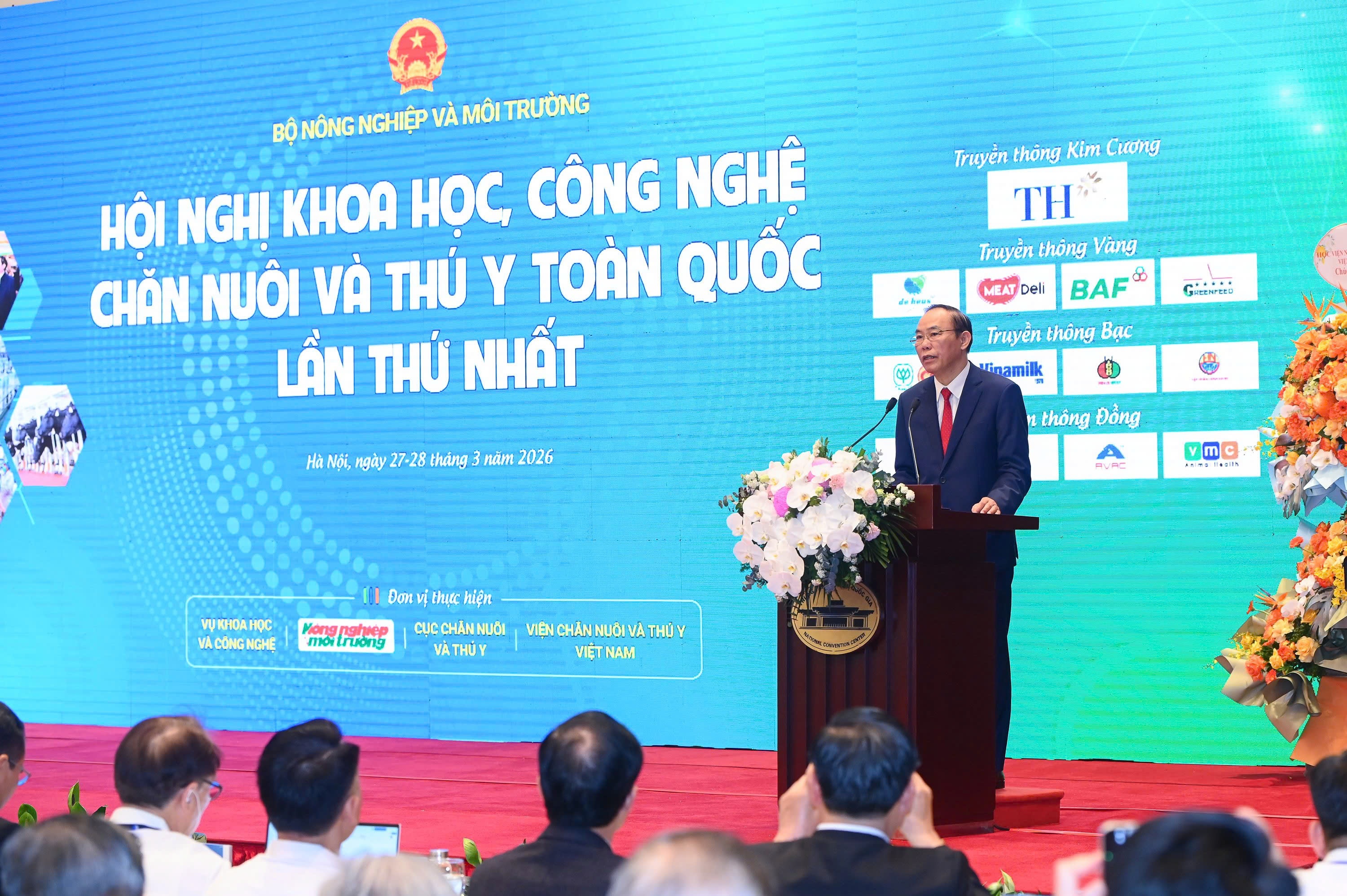 Thứ trưởng Bộ Nông nghiệp và Môi trường Phùng Đức Tiến phát biểu tại hội nghị Thứ trưởng Bộ Nông nghiệp và Môi trường Phùng Đức Tiến phát biểu tại hội nghị