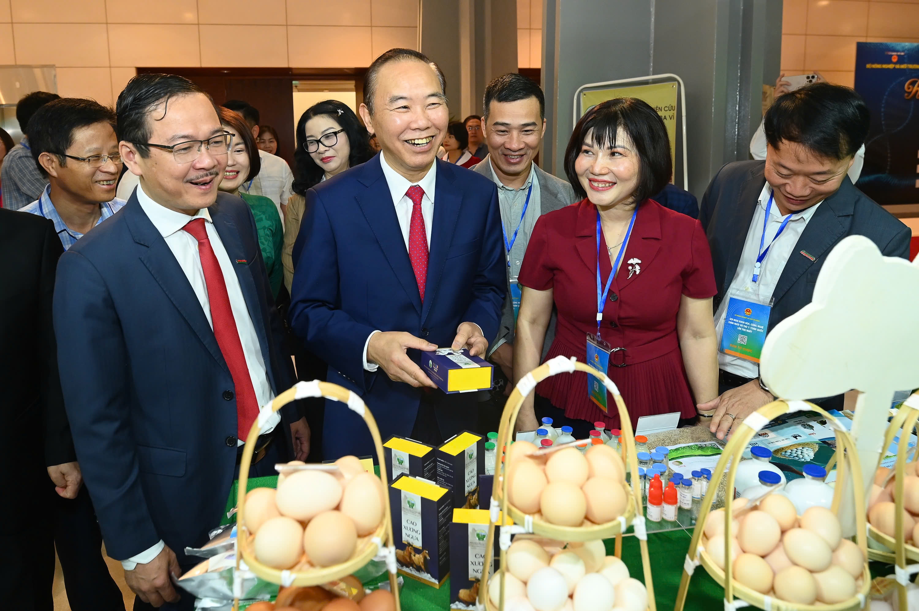 Các đại biểu tham quan khu trưng bày sản phẩm trong lĩnh vực chăn nuôi Các đại biểu tham quan khu trưng bày sản phẩm trong lĩnh vực chăn nuôi