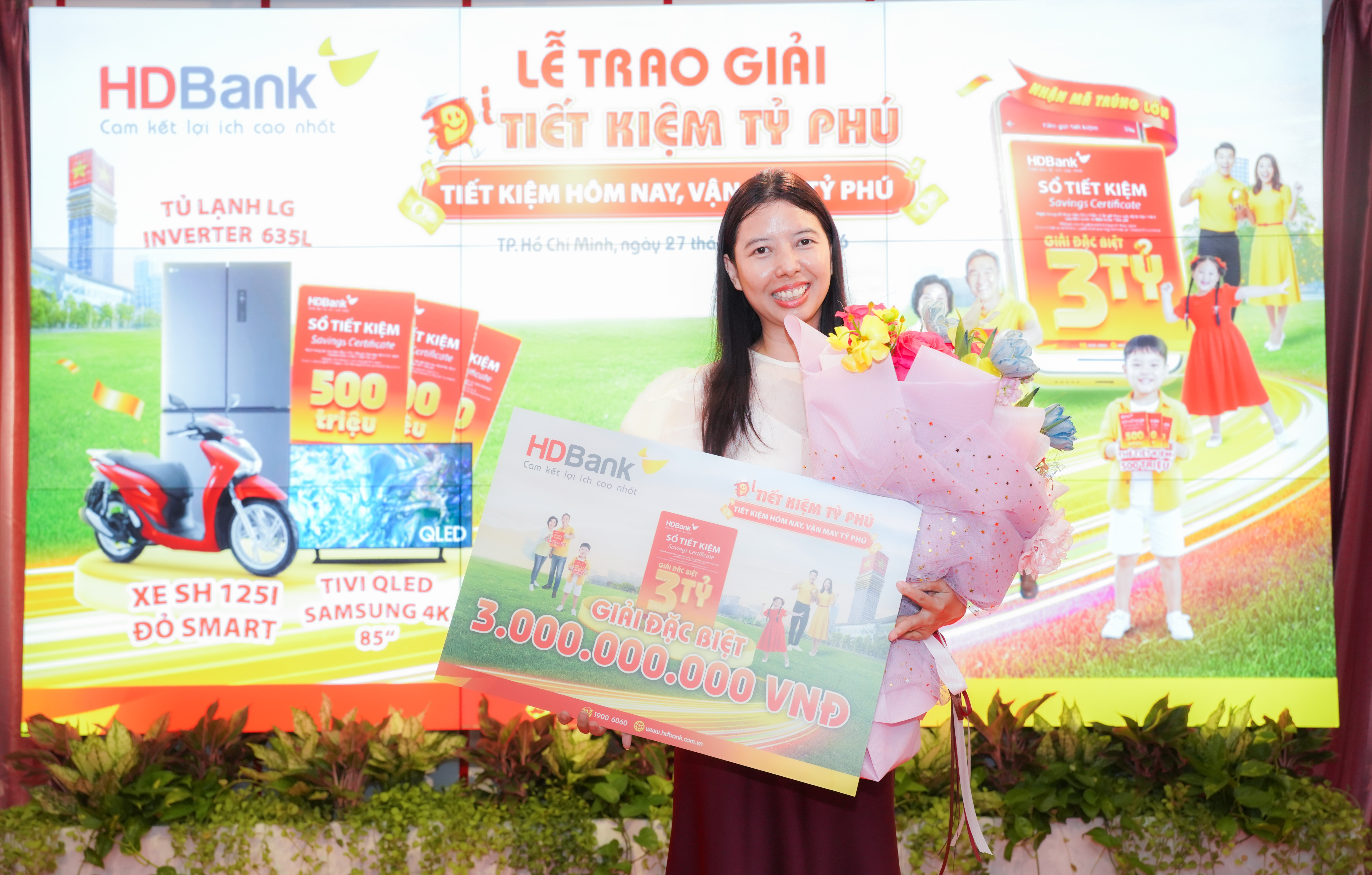 Khách hàng Lê Quang Hạnh Phúc phấn khởi nhận giải lớn nhất chương trình, sổ tiết kiệm trị giá 3 tỷ đồng Khách hàng Lê Quang Hạnh Phúc phấn khởi nhận giải lớn nhất chương trình, sổ tiết kiệm trị giá 3 tỷ đồng