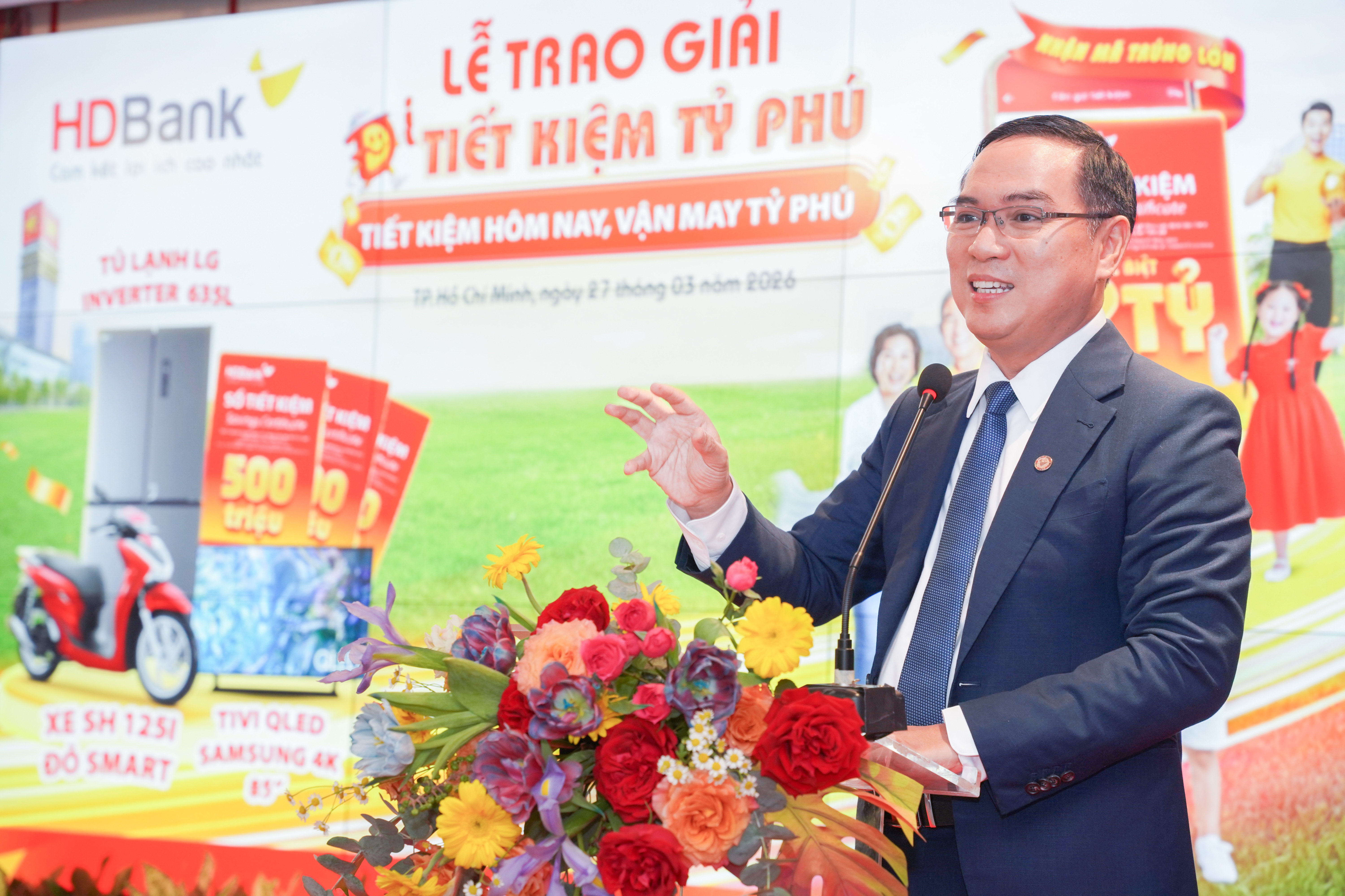 Phó TGĐ Đàm Thế Thái gửi lời cảm ơn và chúc mừng đến các khách hàng Phó TGĐ Đàm Thế Thái gửi lời cảm ơn và chúc mừng đến các khách hàng
