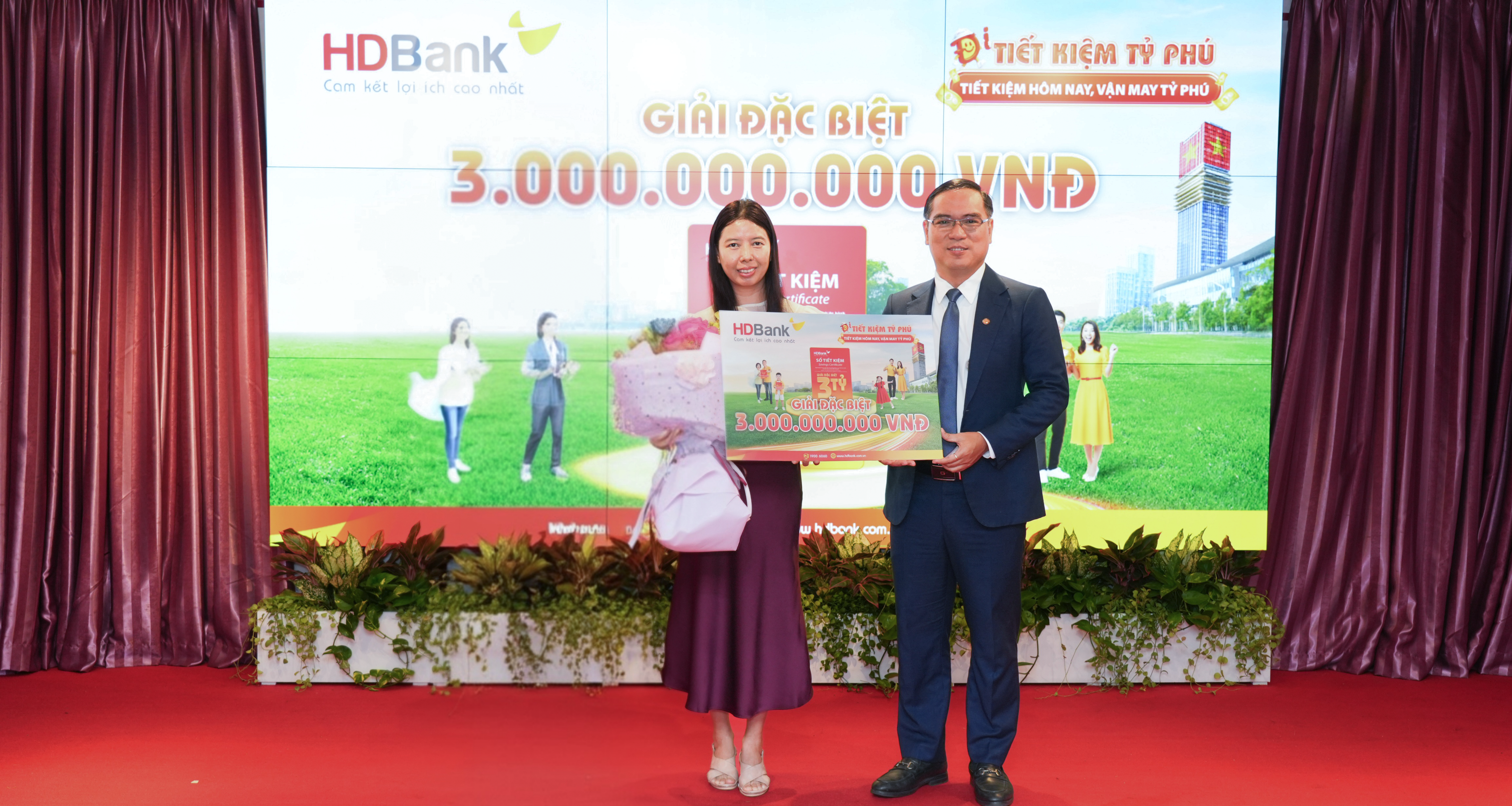 Đại diện HDBank trao giải cho khách hàng Lê Quang Hạnh Phúc, giải đặc biệt của chương trình là sổ tiết kiệm trị giá 3 tỷ đồng Đại diện HDBank trao giải cho khách hàng Lê Quang Hạnh Phúc, giải đặc biệt của chương trình là sổ tiết kiệm trị giá 3 tỷ đồng