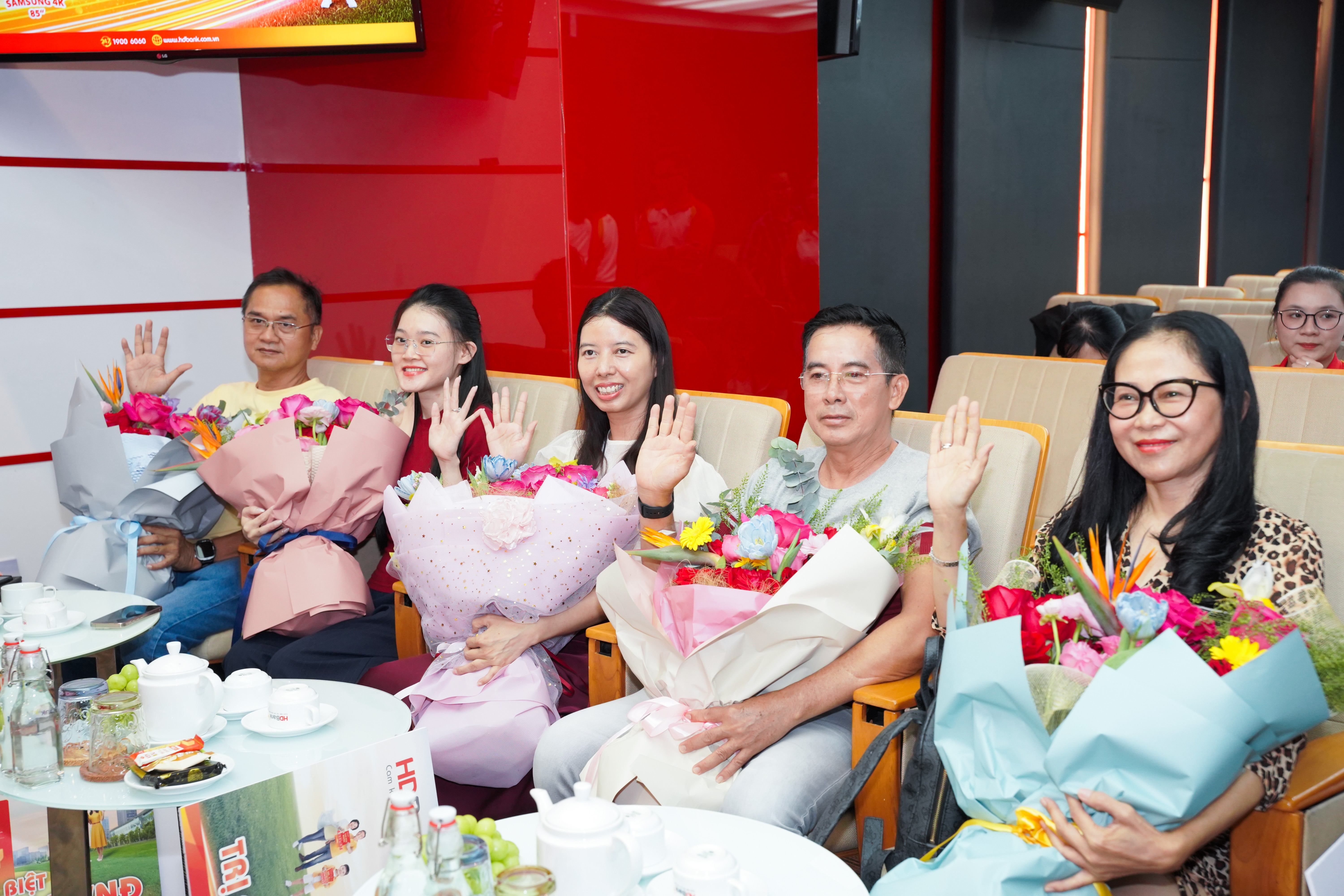 Buổi trao giải diễn ra trong không gian ấm cúng, tràn ngập niềm vui Buổi trao giải diễn ra trong không gian ấm cúng, tràn ngập niềm vui