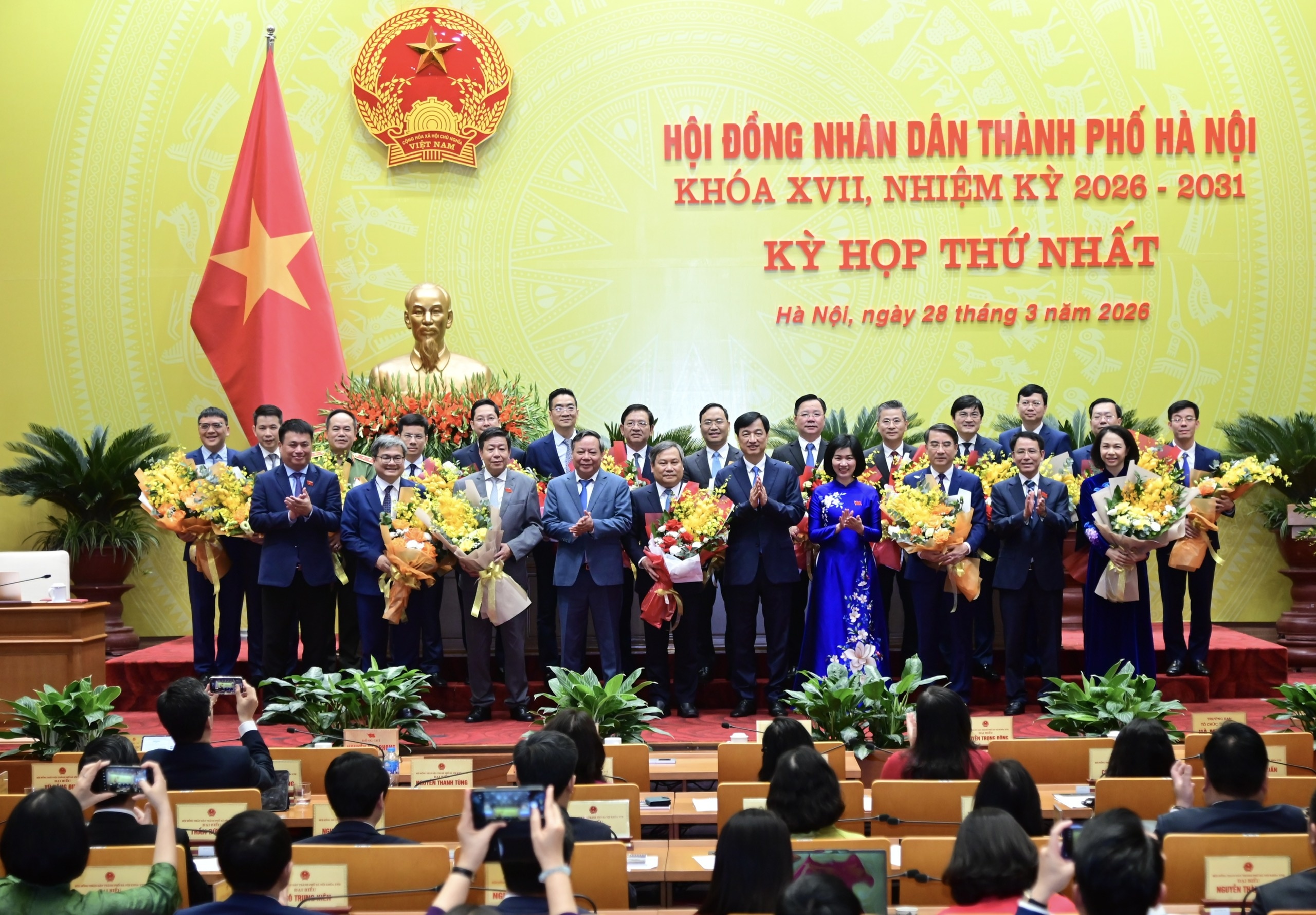 Lãnh đạo Thành ủy Hà Nội tặng hoa, chúc mừng các đại biểu được bầu giữ các chức danh chủ chốt của HĐND - UBND TP.Hà Nội nhiệm kỳ 2026 - 2031