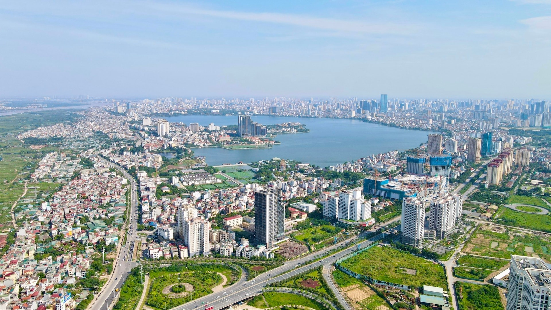 Quy hoạch tổng thể Thủ đô tầm nhìn 100 năm đặt ra cấu trúc phát triển theo mô hình đa cực. Ảnh: Quang Thái Quy hoạch tổng thể Thủ đô tầm nhìn 100 năm đặt ra cấu trúc phát triển theo mô hình đa cực. Ảnh: Quang Thái