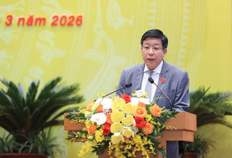 Phó Chủ tịch Thường trực UBND Thành phố Dương Đức Tuấn trình bày dự thảo Nghị quyết Phó Chủ tịch Thường trực UBND Thành phố Dương Đức Tuấn trình bày dự thảo Nghị quyết
