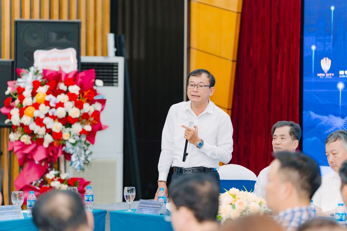 PGS.TS Nguyễn Quang Tuyến phát biểu tại hội thảo PGS.TS Nguyễn Quang Tuyến phát biểu tại hội thảo