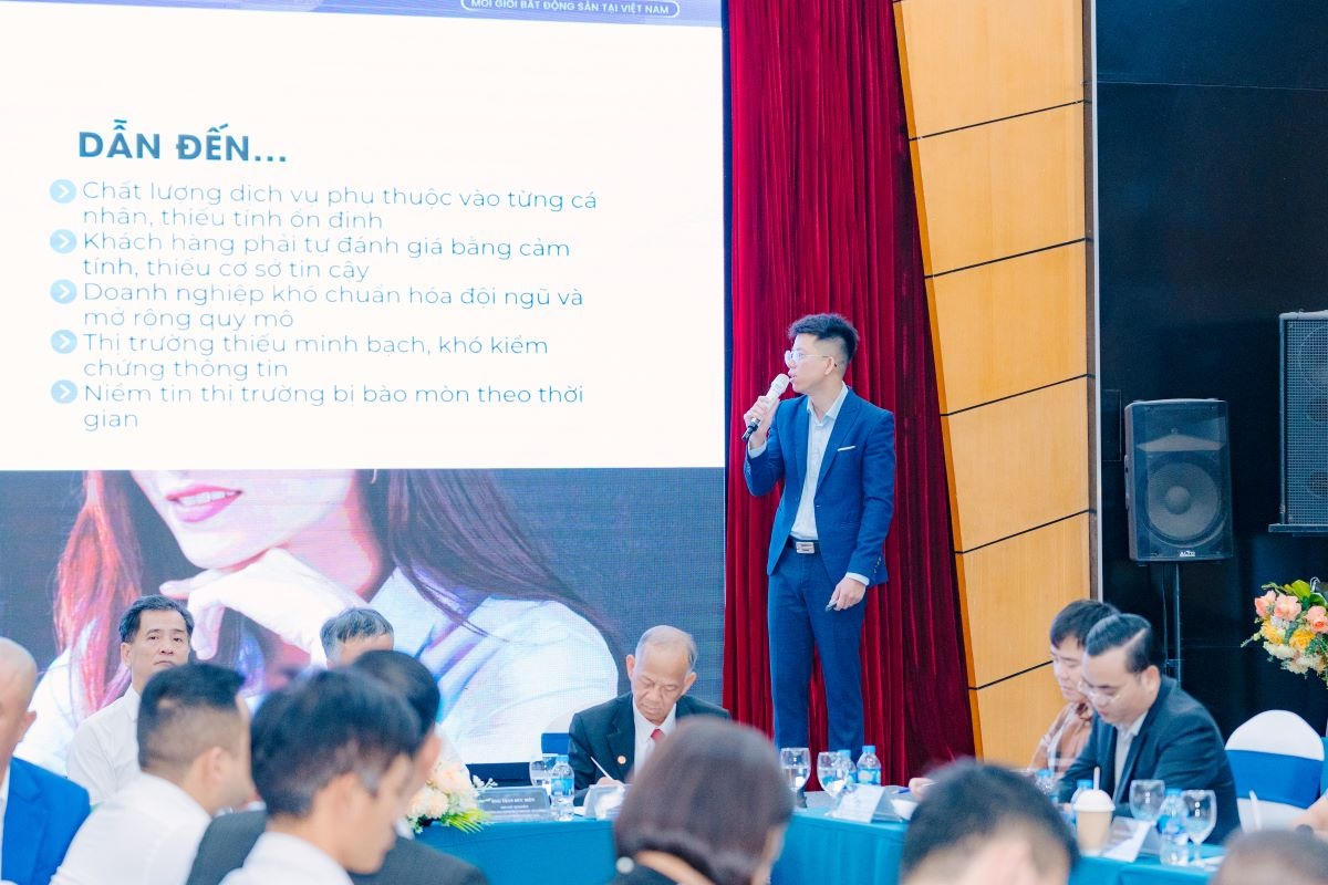 Ông Nguyễn Mạnh Quỳnh – Phó Tổng Thư ký Hội Môi giới Bất động sản Việt Nam trình bày dự thể hội thảo Ông Nguyễn Mạnh Quỳnh – Phó Tổng Thư ký Hội Môi giới Bất động sản Việt Nam trình bày dự thể hội thảo