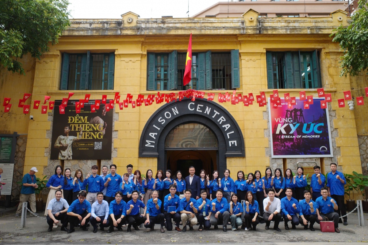 Đoàn viên thanh niên dâng hương, tìm hiểu lịch sử tại các 