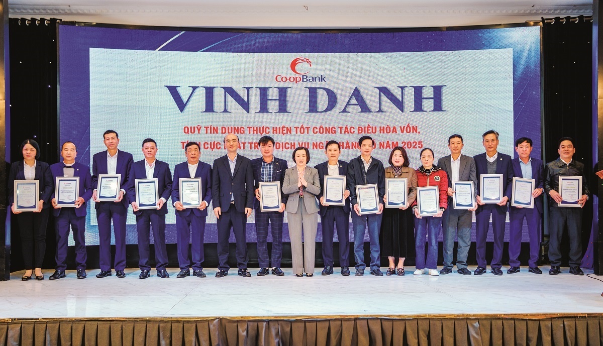 Bà Phạm Thị Hồng Minh - Thành viên Hội đồng quản trị, Tổng giám đốc Co-opBank và lãnh đạo NHNN Khu vực 12 trao vinh danh cho các QTDND thực hiện tốt công tác điều hòa vốn năm 2025 trên địa bàn Co-opBank chi nhánh Thái Bình phụ trách Bà Phạm Thị Hồng Minh - Thành viên Hội đồng quản trị, Tổng giám đốc Co-opBank và lãnh đạo NHNN Khu vực 12 trao vinh danh cho các QTDND thực hiện tốt công tác điều hòa vốn năm 2025 trên địa bàn Co-opBank chi nhánh Thái Bình phụ trách