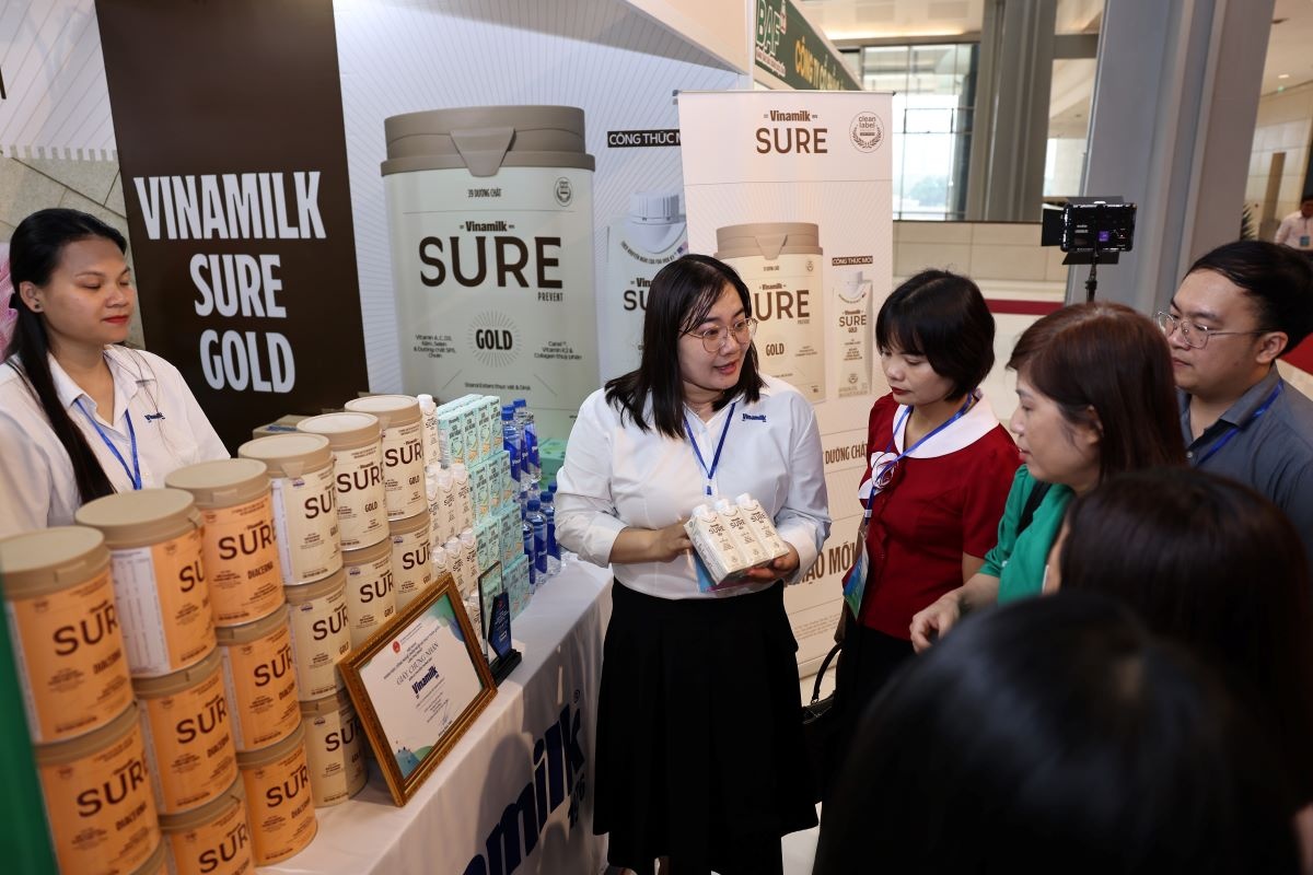 Các sản phẩm dinh dưỡng mang đậm dấu ấn đổi mới – sáng tạo của Vinamilk như sữa chua Vinamilk, sữa bột người lớn Vinamilk Sure, sữa đậu nành Vinamilk thu hút khách tham dự hội nghị tại khu trưng bày sản phẩm, công nghệ và thành tựu khoa học công nghệ Các sản phẩm dinh dưỡng mang đậm dấu ấn đổi mới – sáng tạo của Vinamilk như sữa chua Vinamilk, sữa bột người lớn Vinamilk Sure, sữa đậu nành Vinamilk thu hút khách tham dự hội nghị tại khu trưng bày sản phẩm, công nghệ và thành tựu khoa học công nghệ