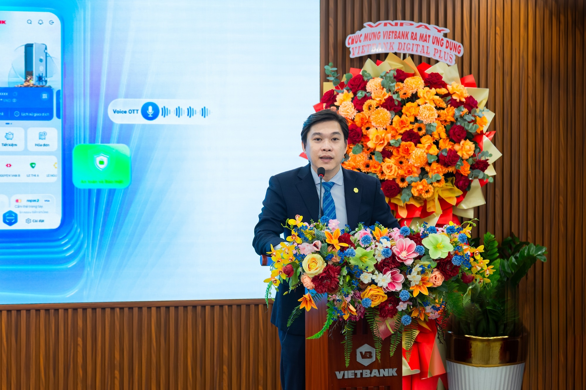 Ông Võ Duy Anh Dũng - Giám đốc Khối Bán lẻ Vietbank cho biết việc ra mắt Vietbank Digital Plus là khởi đầu cho hành trình tài chính mới của Vietbank, nơi mọi giao dịch đều an toàn, thông minh và được cá nhân hóa. Ông Võ Duy Anh Dũng - Giám đốc Khối Bán lẻ Vietbank cho biết việc ra mắt Vietbank Digital Plus là khởi đầu cho hành trình tài chính mới của Vietbank, nơi mọi giao dịch đều an toàn, thông minh và được cá nhân hóa.