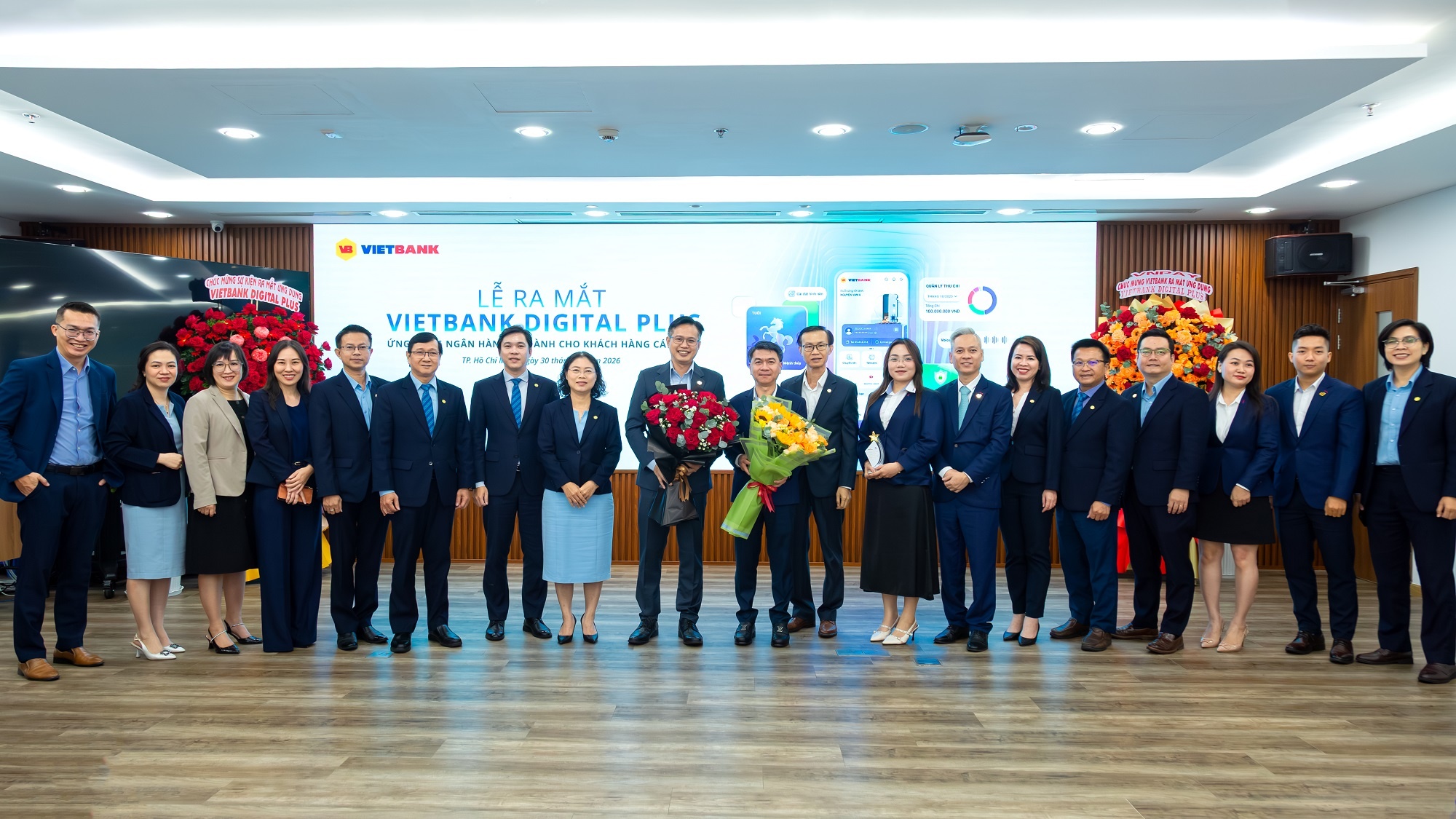 Ban Lãnh đạo Vietbank và VNPAY cùng các thành viên Ban Dự án chụp hình lưu niệm trong chương trình Ban Lãnh đạo Vietbank và VNPAY cùng các thành viên Ban Dự án chụp hình lưu niệm trong chương trình