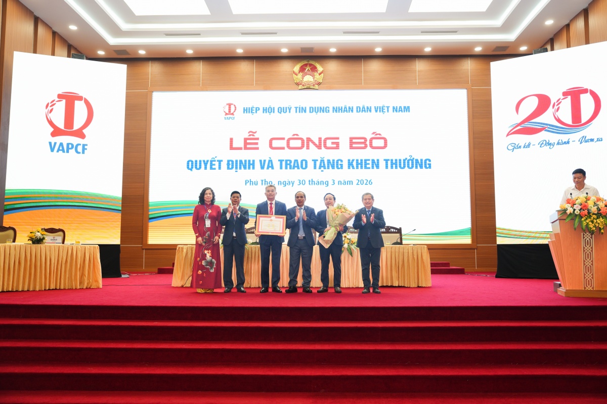 Phó Thống đốc Đoàn Thái Sơn trao Bằng khen của Thống đốc Ngân hàng Nhà nước cho tập thể