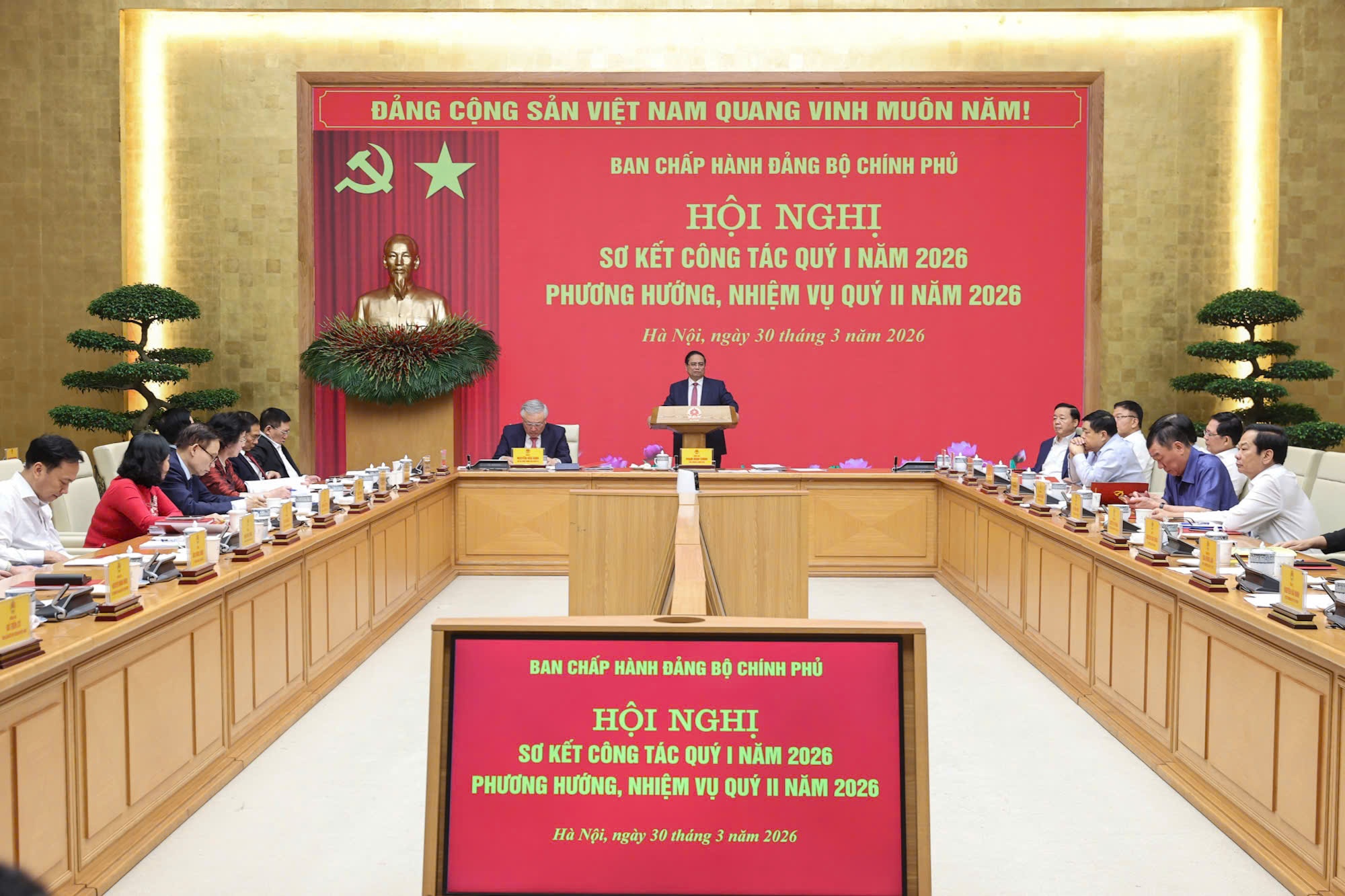 Theo Thủ tướng, để đạt được các mục tiêu đã đề ra, cần phát huy tự tin, tự lực, tự cường, tự chủ chiến lược, nhìn xa trông rộng, nghĩ sâu làm lớn; kết hợp giữa nội lực và ngoại lực; giải quyết cả vấn đề trước mắt và lâu dài - Ảnh: VGP/Nhật Bắc