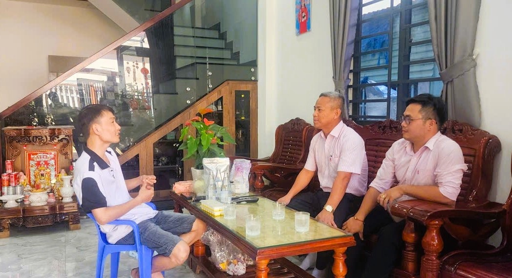 Niềm vui của gia đình anh Nguyễn Ngọc Khải (trái) trong căn nhà mới xây từ nguồn vốn vay của Phòng Giao dịch NHCSXH Liên Chiểu.