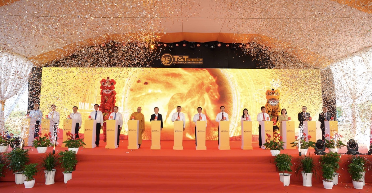 Các đại biểu ấn nút khởi công KCN Vàm Cống