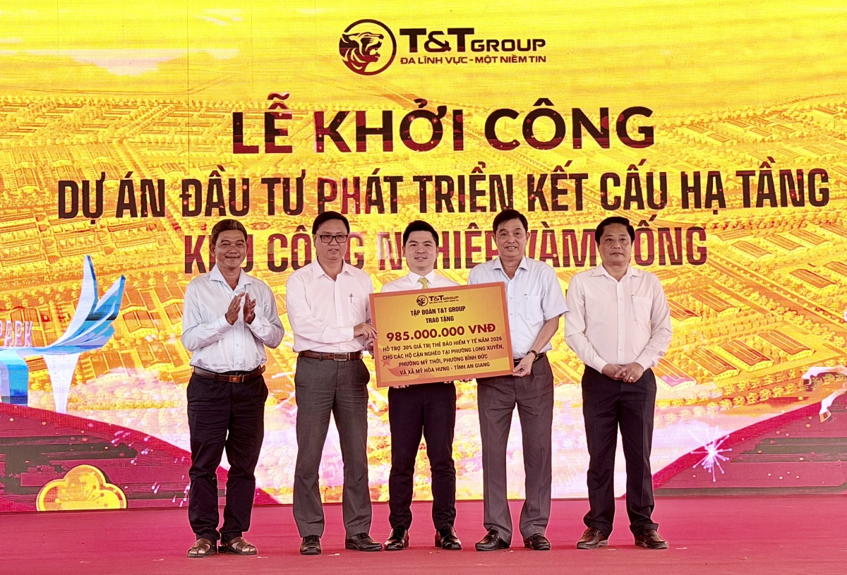 Tập đoàn T&T Group trao ủng hộ gần 1 tỷ đồng nhằm hỗ trợ 30% giá trị thẻ bảo hiểm y tế năm 2026 cho các hộ cận nghèo tại 4 phường, xã trên địa bàn tỉnh
