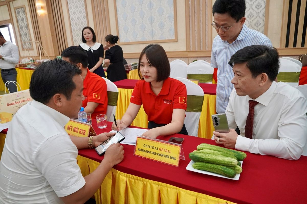 Đại diện các doanh nghiệp, hợp tác xã trao đổi, xúc tiến thương mại