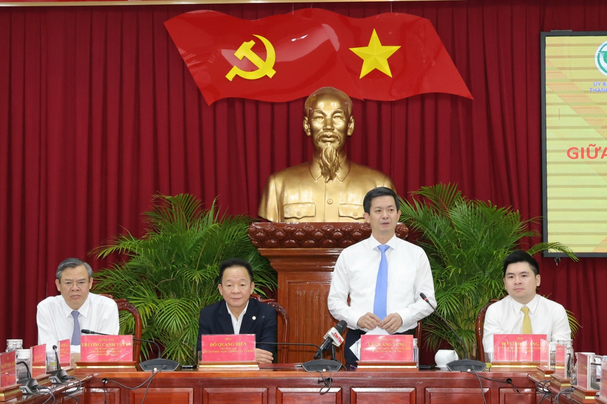Bí thư Thành ủy Cần Thơ Lê Quang Tùng cho rằng những đề xuất của Tập đoàn T&T có tính khả thi cao, đề nghị các cơ quan liên quan của thành phố tạo điều kiện cho nhà đầu tư triển khai nhanh các dự án Bí thư Thành ủy Cần Thơ Lê Quang Tùng cho rằng những đề xuất của Tập đoàn T&T có tính khả thi cao, đề nghị các cơ quan liên quan của thành phố tạo điều kiện cho nhà đầu tư triển khai nhanh các dự án