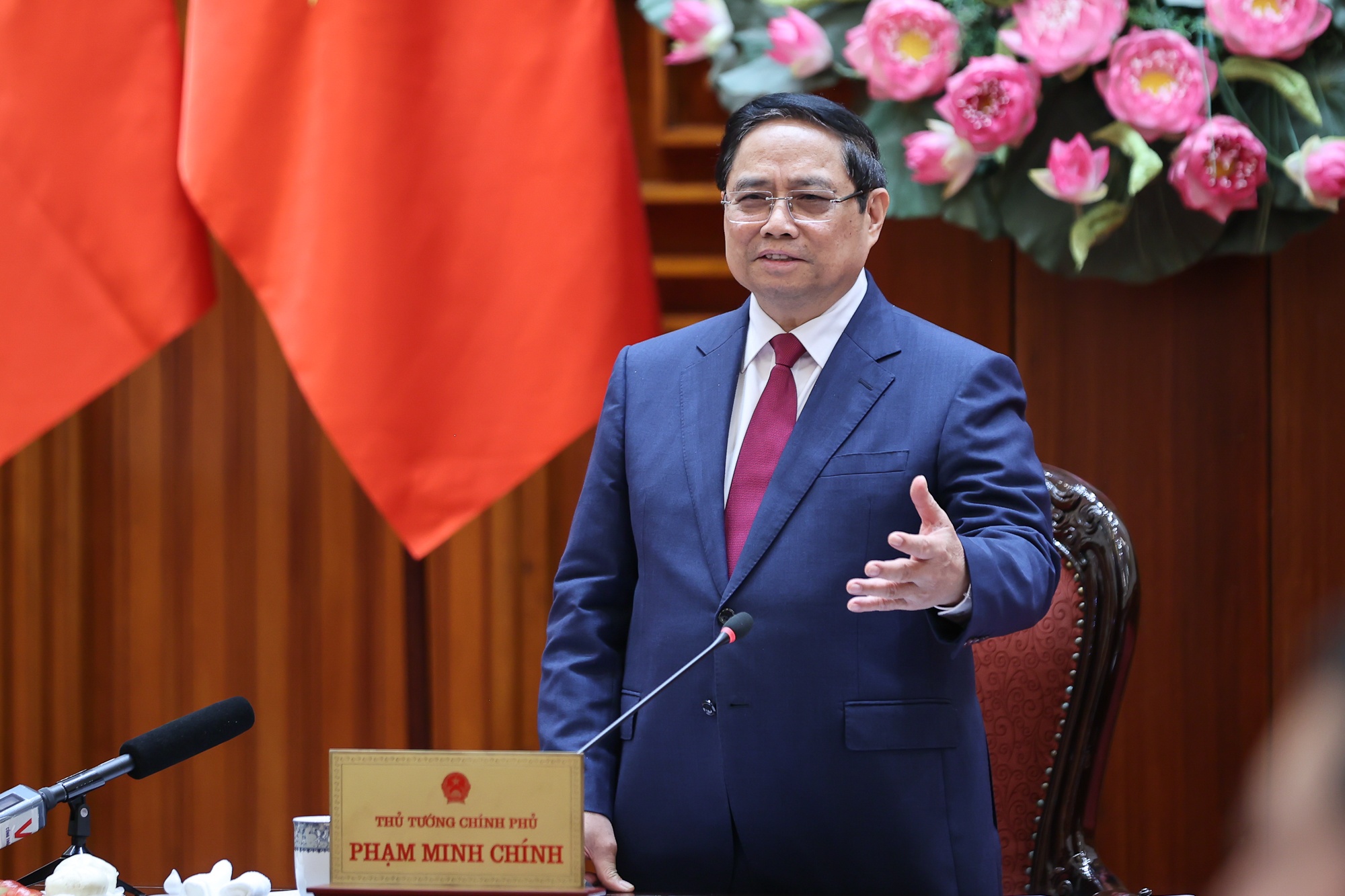Thủ tướng khẳng định việc xây dựng kho dự trữ dầu thô có đầy đủ cơ sở chính trị, cơ sở pháp lý, cơ sở thực tiễn, quy hoạch, nên chỉ bàn làm, không bàn lùi - Ảnh: VGP/Nhật Bắc Thủ tướng khẳng định việc xây dựng kho dự trữ dầu thô có đầy đủ cơ sở chính trị, cơ sở pháp lý, cơ sở thực tiễn, quy hoạch, nên chỉ bàn làm, không bàn lùi - Ảnh: VGP/Nhật Bắc