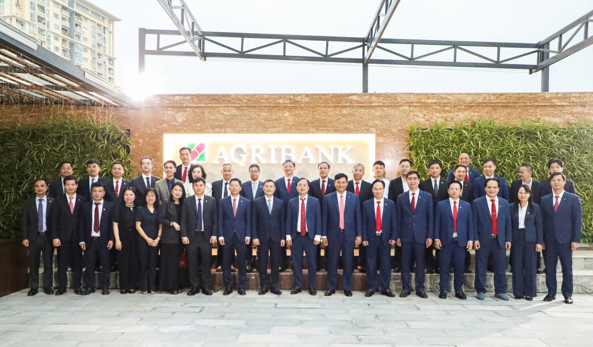 Đại diện lãnh đạo Agribank và Viettel chụp ảnh lưu niệm Đại diện lãnh đạo Agribank và Viettel chụp ảnh lưu niệm