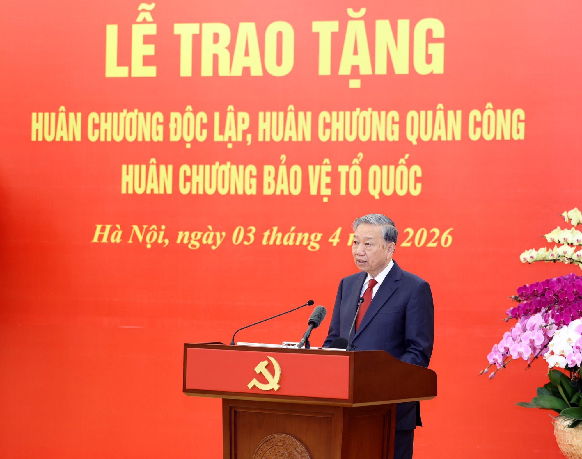 Tổng Bí thư Tô Lâm bày tỏ mong muốn, thời gian tới các đồng chí được đón nhận các Huân chương cao quý ngày hôm nay sẽ tiếp tục cống hiến cho Đảng, cho đất nước, cho Nhân dân - Ảnh: VGP/Đức Tuân