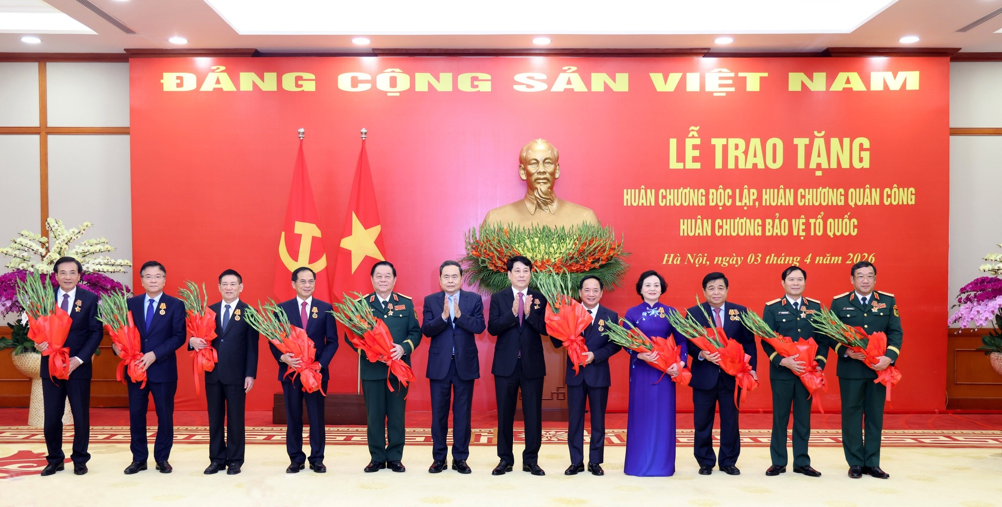 Chủ tịch nước Lương Cường và Chủ tịch Quốc hội Trần Thanh Mẫn trao Huân hương Độc lập hạng Nhì và Huân chương Quân công hạng Nhì tặng 10 đồng chí - Ảnh: VGP/Đức Tuân
