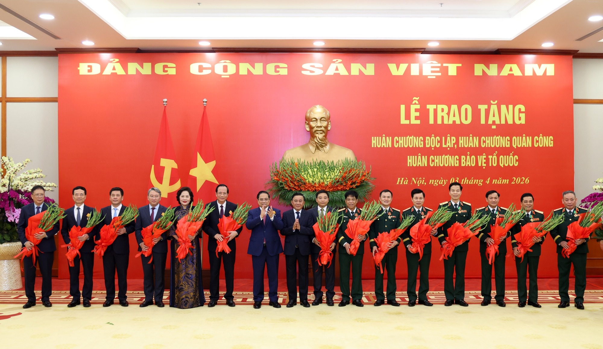 Thủ tướng Phạm Minh Chính và Thường trực Ban Bí thư Trần Cẩm Tú trao Huân chương Độc lập hạng Ba, Huân chương Quân công hạng Ba và Huân chương bảo vệ Tổ quốc hạng Nhì cho 15 đồng chí là lãnh đạo, nguyên lãnh đạo các bộ, ngành Trung ương - Ảnh: VGP/Nhật Bắ