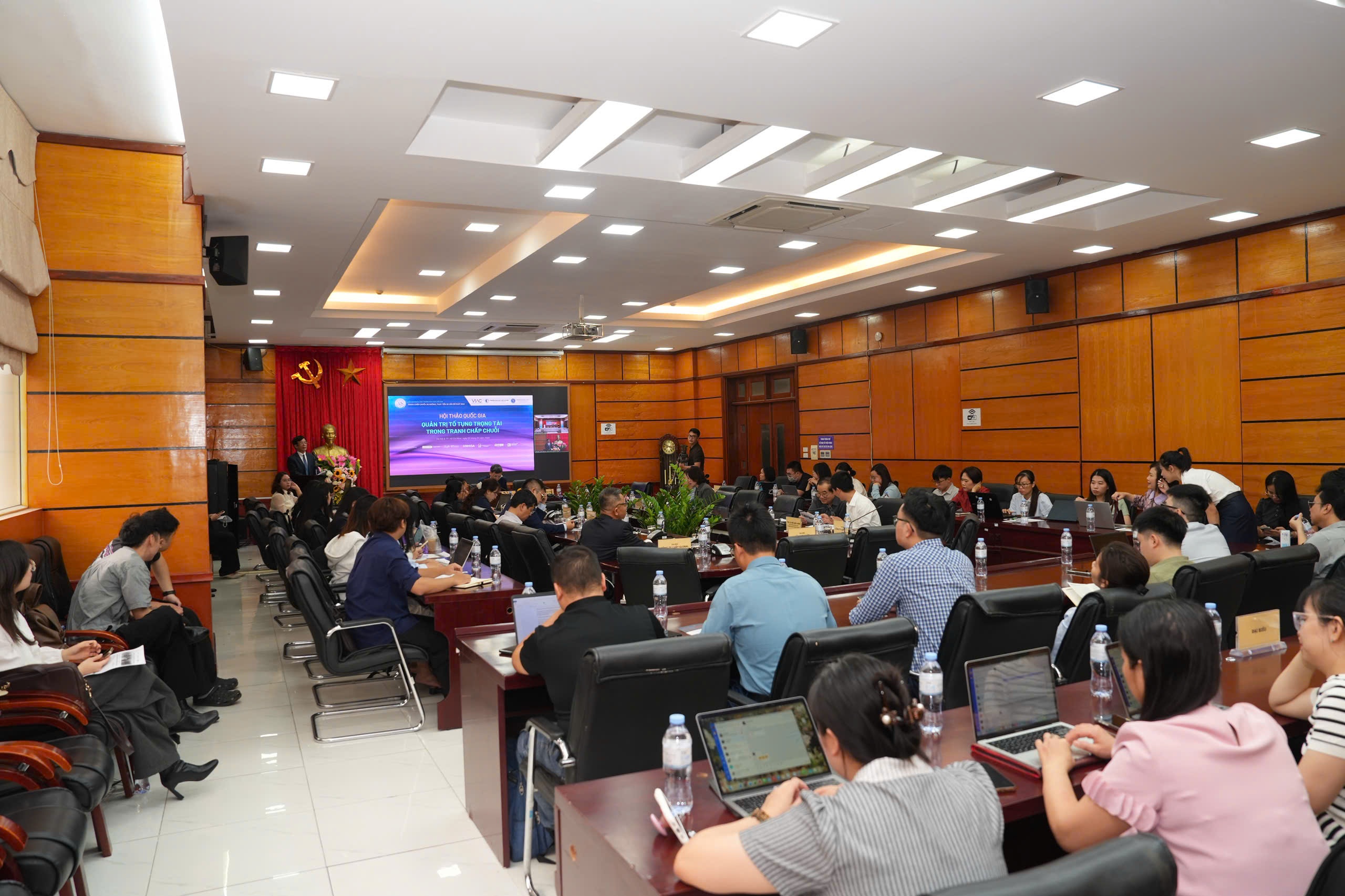 Hội thảo quốc gia với chủ đề “Quản trị tố tụng trọng tài trong tranh chấp chuỗi”. Hội thảo quốc gia với chủ đề “Quản trị tố tụng trọng tài trong tranh chấp chuỗi”.
