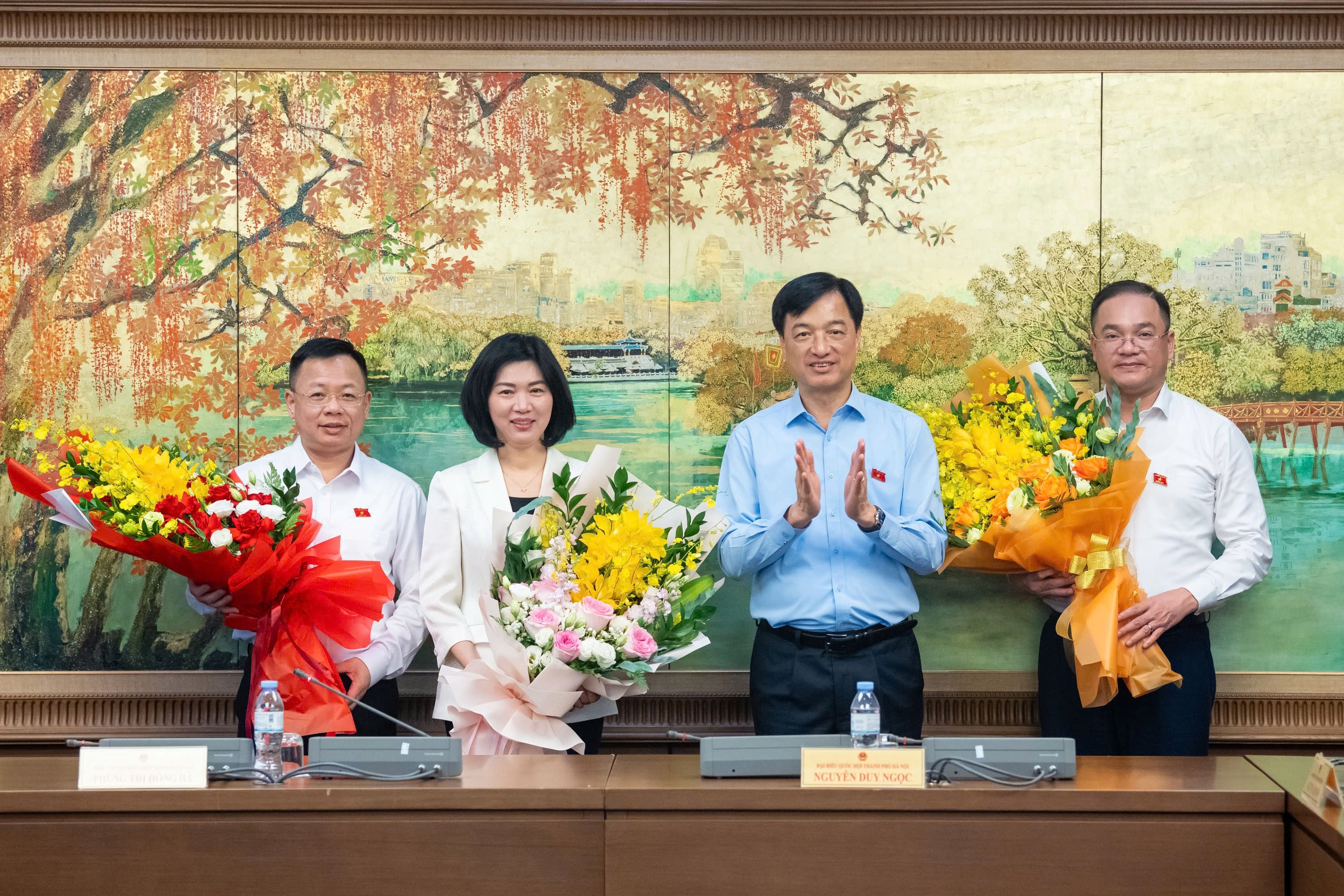 Bí thư Thành ủy Hà Nội Nguyễn Duy Ngọc tặng hoa chúc mừng các đồng chí lãnh đạo Đoàn đại biểu Quốc hội thành phố Hà Nội mới được bầu. Ảnh: Phạm Thắng
