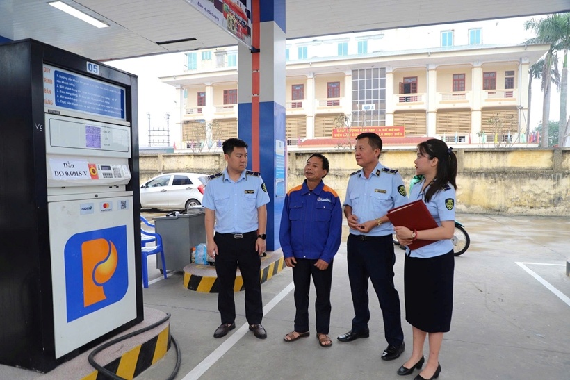 Lực lượng chức năng kiểm tra nhằm ngăn chặn vi phạm trong hoạt động kinh doanh xăng dầu Lực lượng chức năng kiểm tra nhằm ngăn chặn vi phạm trong hoạt động kinh doanh xăng dầu