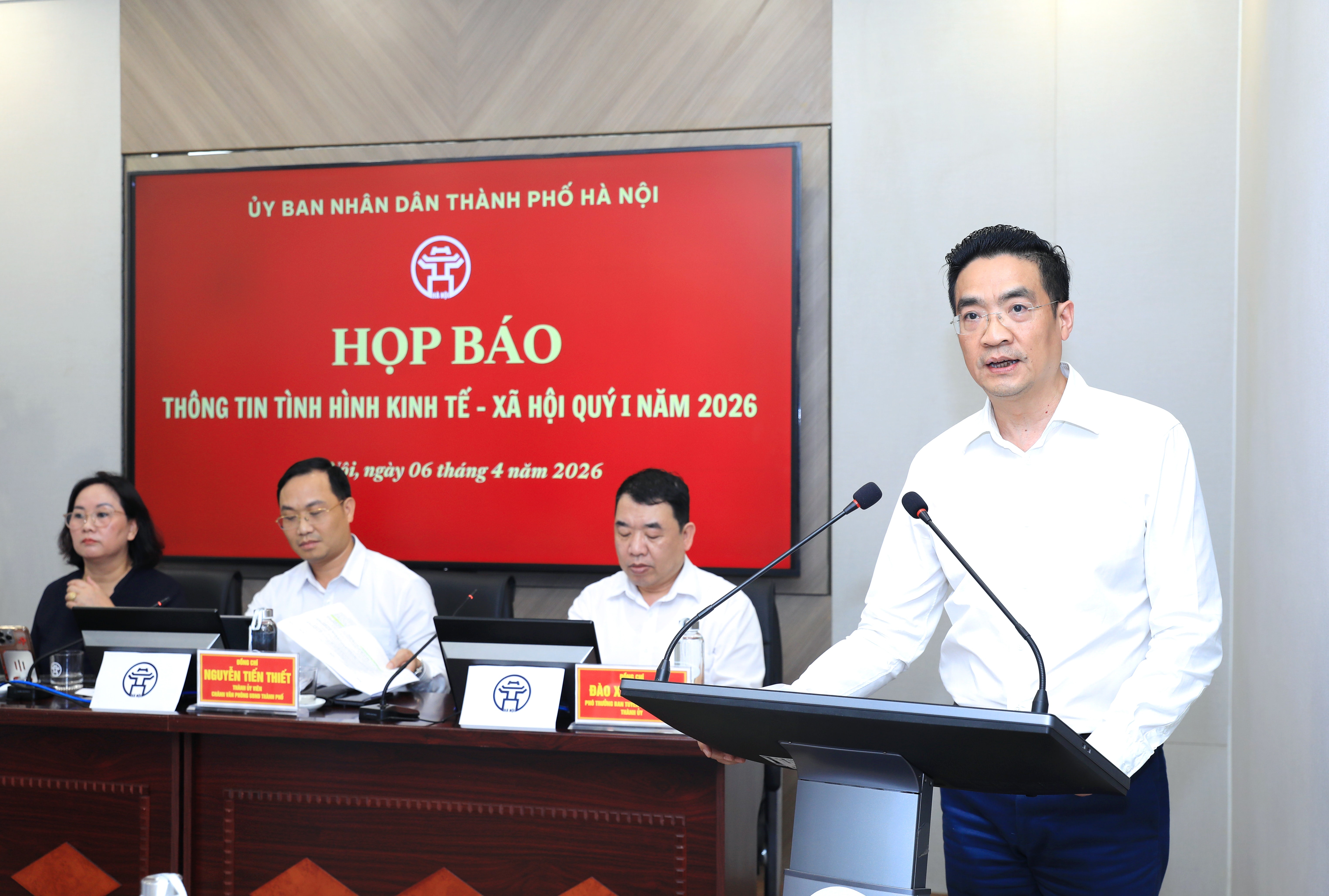 Giám đốc Sở Quy hoạch - Kiến trúc Hà Nội Nguyễn Trọng Kỳ Anh thông tin, trao đổi tại họp báo. Giám đốc Sở Quy hoạch - Kiến trúc Hà Nội Nguyễn Trọng Kỳ Anh thông tin, trao đổi tại họp báo.