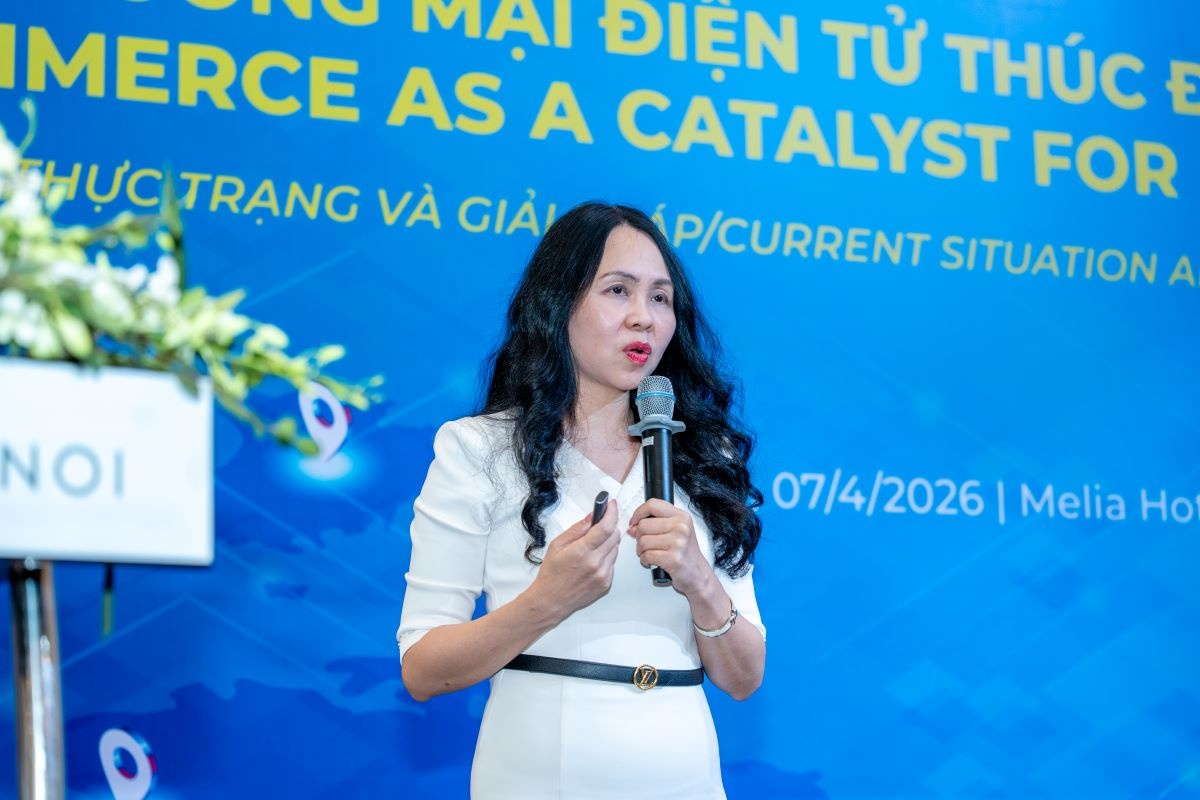 Bà Lê Hoàng Oanh, Cục trưởng Cục Thương mại điện tử và Kinh tế số (Bộ Công Thương) phát biểu tại hội thảo Bà Lê Hoàng Oanh, Cục trưởng Cục Thương mại điện tử và Kinh tế số (Bộ Công Thương) phát biểu tại hội thảo
