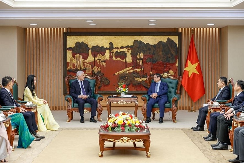 Tổng Giám đốc Standard Chartered cho biết, Tập đoàn đang và sẽ phối hợp chặt chẽ với các cơ quan của Việt Nam để đồng hành với Việt Nam trong phát triển xanh, đặc biệt hỗ trợ xây dựng các trung tâm tài chính quốc tế tại Việt Nam như Thủ tướng Phạm Minh Chính đã có ý kiến. Tổng Giám đốc Standard Chartered cho biết, Tập đoàn đang và sẽ phối hợp chặt chẽ với các cơ quan của Việt Nam để đồng hành với Việt Nam trong phát triển xanh, đặc biệt hỗ trợ xây dựng các trung tâm tài chính quốc tế tại Việt Nam như Thủ tướng Phạm Minh Chính đã có ý kiến.