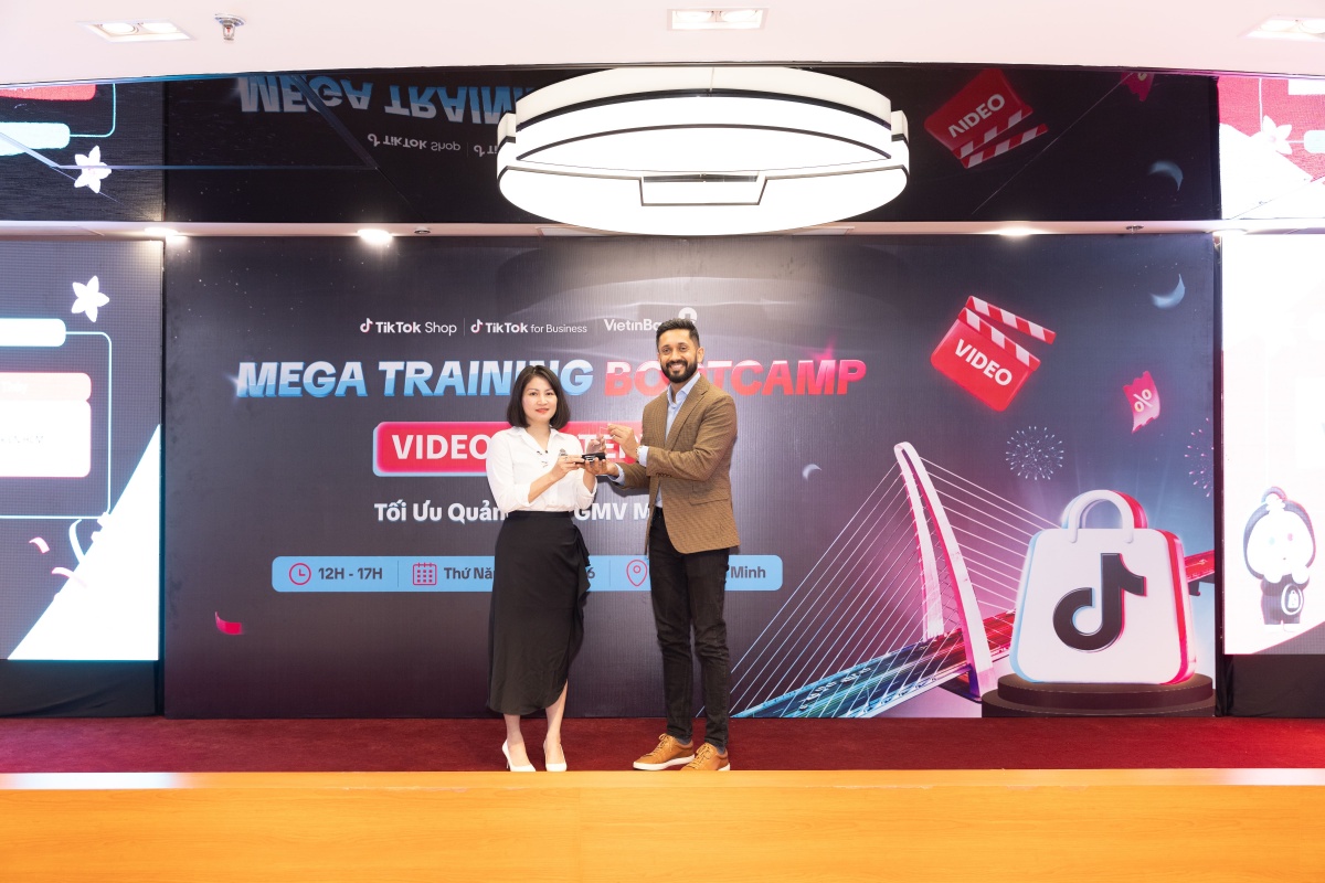 Đại diện VietinBank nhận kỷ niệm chương từ TikTokShop Đại diện VietinBank nhận kỷ niệm chương từ TikTokShop
