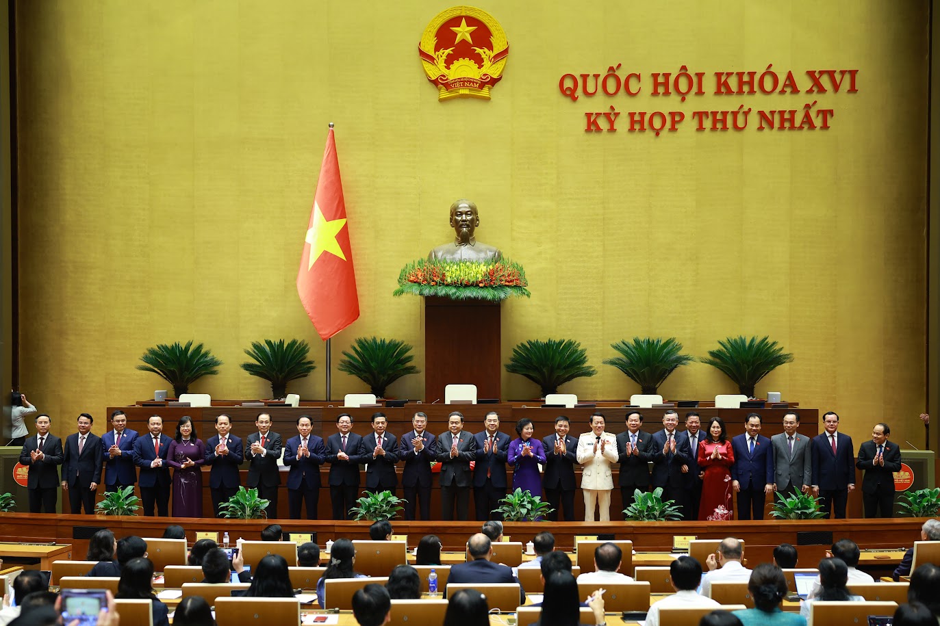 Quốc hội phê chuẩn bổ nhiệm 6 Phó Thủ tướng, các Bộ trưởng và thành viên Chính phủ- Ảnh 2. Quốc hội phê chuẩn bổ nhiệm 6 Phó Thủ tướng, các Bộ trưởng và thành viên Chính phủ- Ảnh 2.