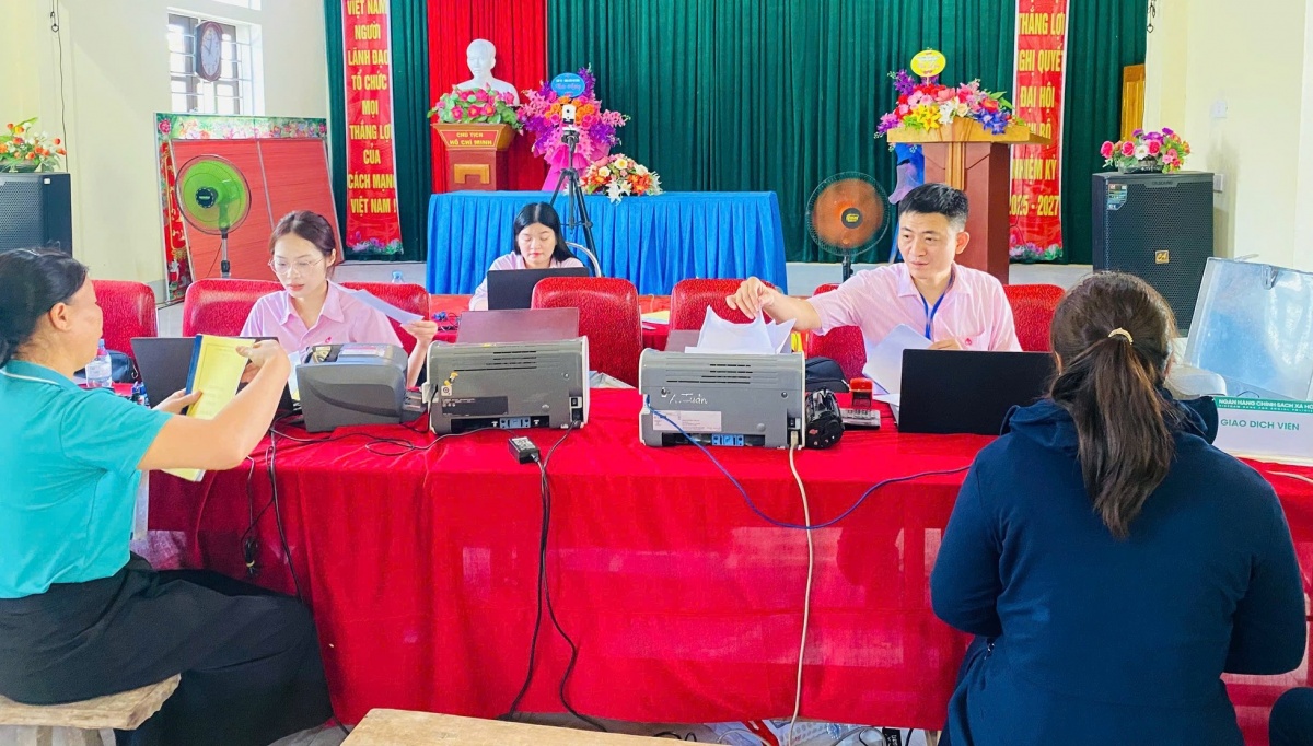 mạnh tuyên truyền, nâng cao nhận thức về chính sách; đồng thời tăng cường hướng dẫn người vay xây dựng phương án sản xuất phù hợp, nâng cao hiệu quả sử dụng vốn. mạnh tuyên truyền, nâng cao nhận thức về chính sách; đồng thời tăng cường hướng dẫn người vay xây dựng phương án sản xuất phù hợp, nâng cao hiệu quả sử dụng vốn.