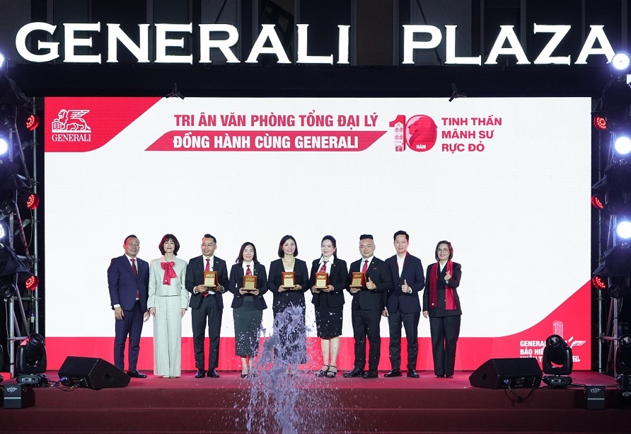 Generali Việt Nam vinh danh các Giám đốc Văn phòng Tổng Đại lý đã đồng hành 10 năm cùng doanh nghiệp Generali Việt Nam vinh danh các Giám đốc Văn phòng Tổng Đại lý đã đồng hành 10 năm cùng doanh nghiệp