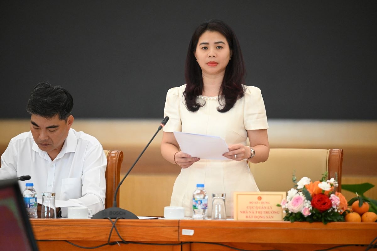Bà Hoàng Thu Hằng-Phó Cục trưởng Cục Quản lý nhà và thị trường bất động sản (Bộ xây dựng) phát biểu tại họp báo