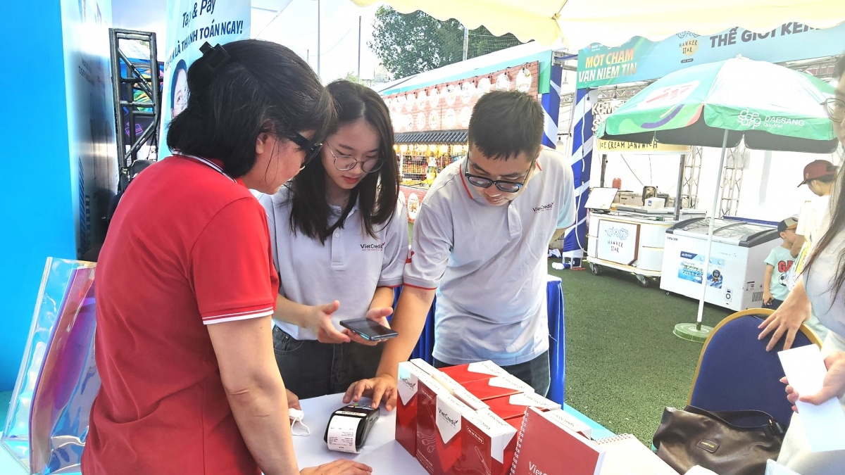 VietCredit vinh dự được NAPAS vinh danh là 1 trong 4 tổ chức tín dụng đầu tiên triển khai tính năng thanh toán di động Tap&Pay