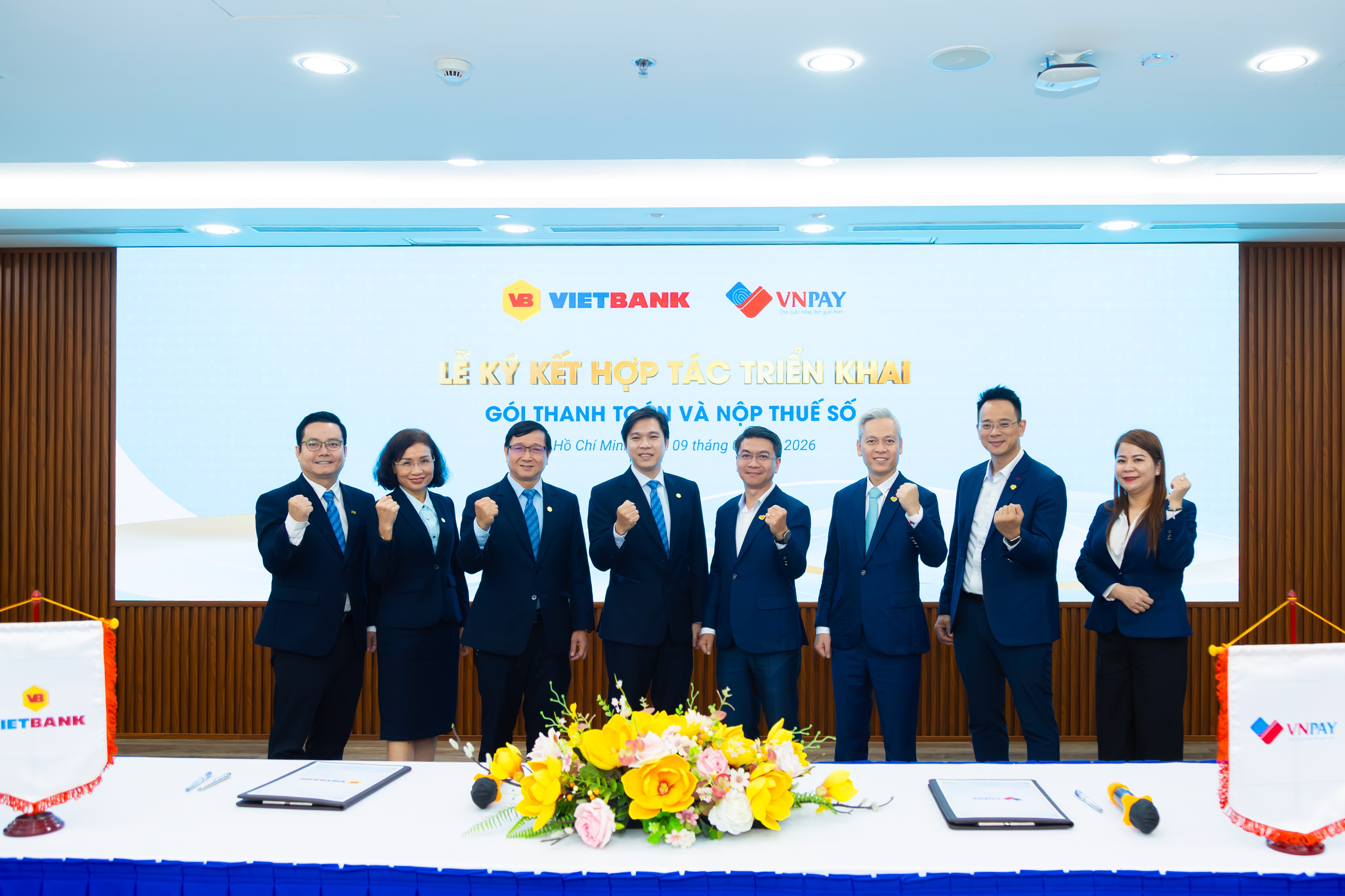 Đại diện Ban Lãnh đạo Vietbank và đại diện Ban Lãnh đạo VNPAY kỳ vọng mang đến mô hình hỗ trợ thiết thực, toàn diện cho hộ kinh doanh, doanh nghiệp